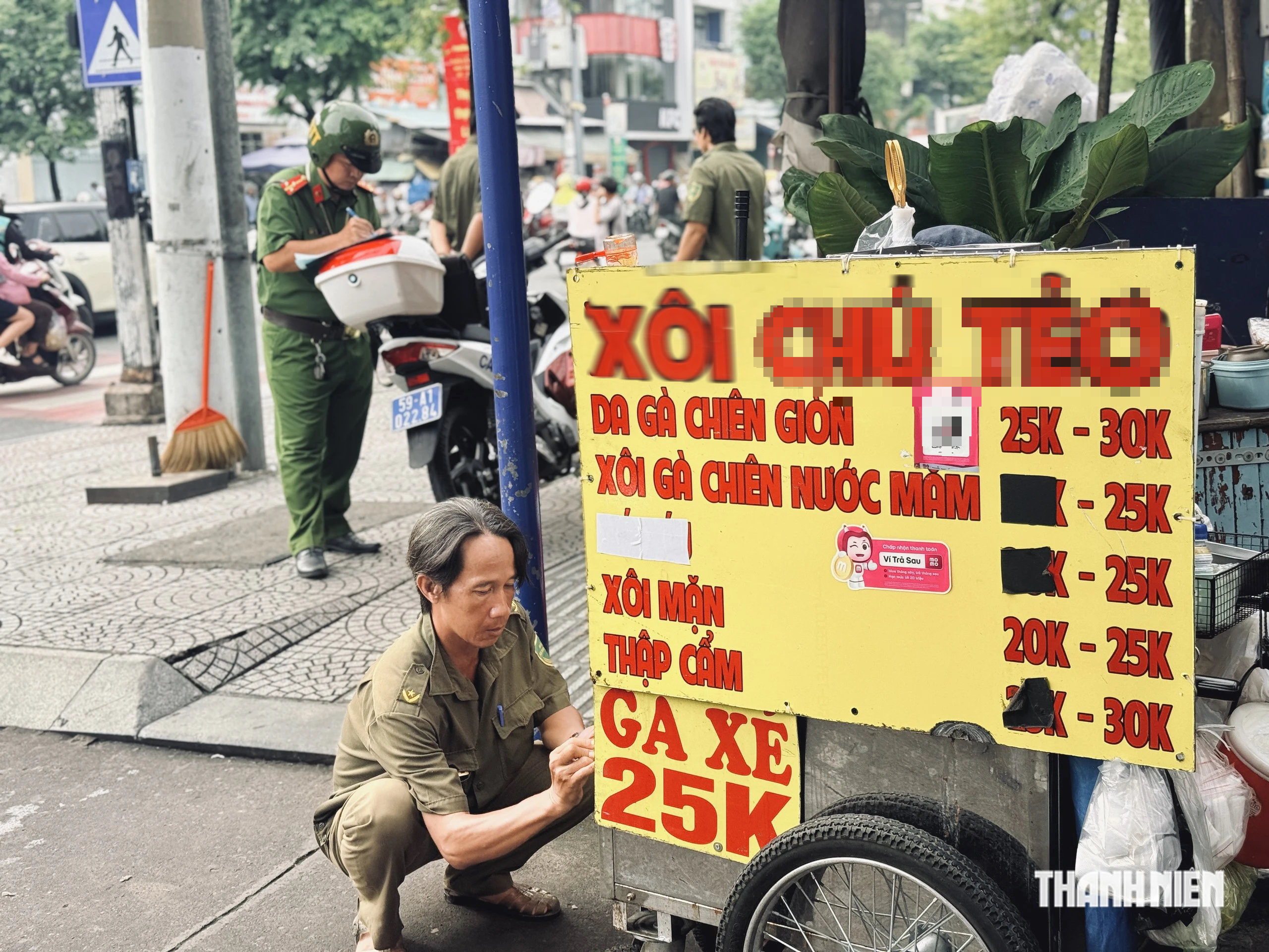 Công an TP.HCM phạt hàng rong trước cổng trường, huynh vẫn không đủ chỗ đón con? - Ảnh 3.