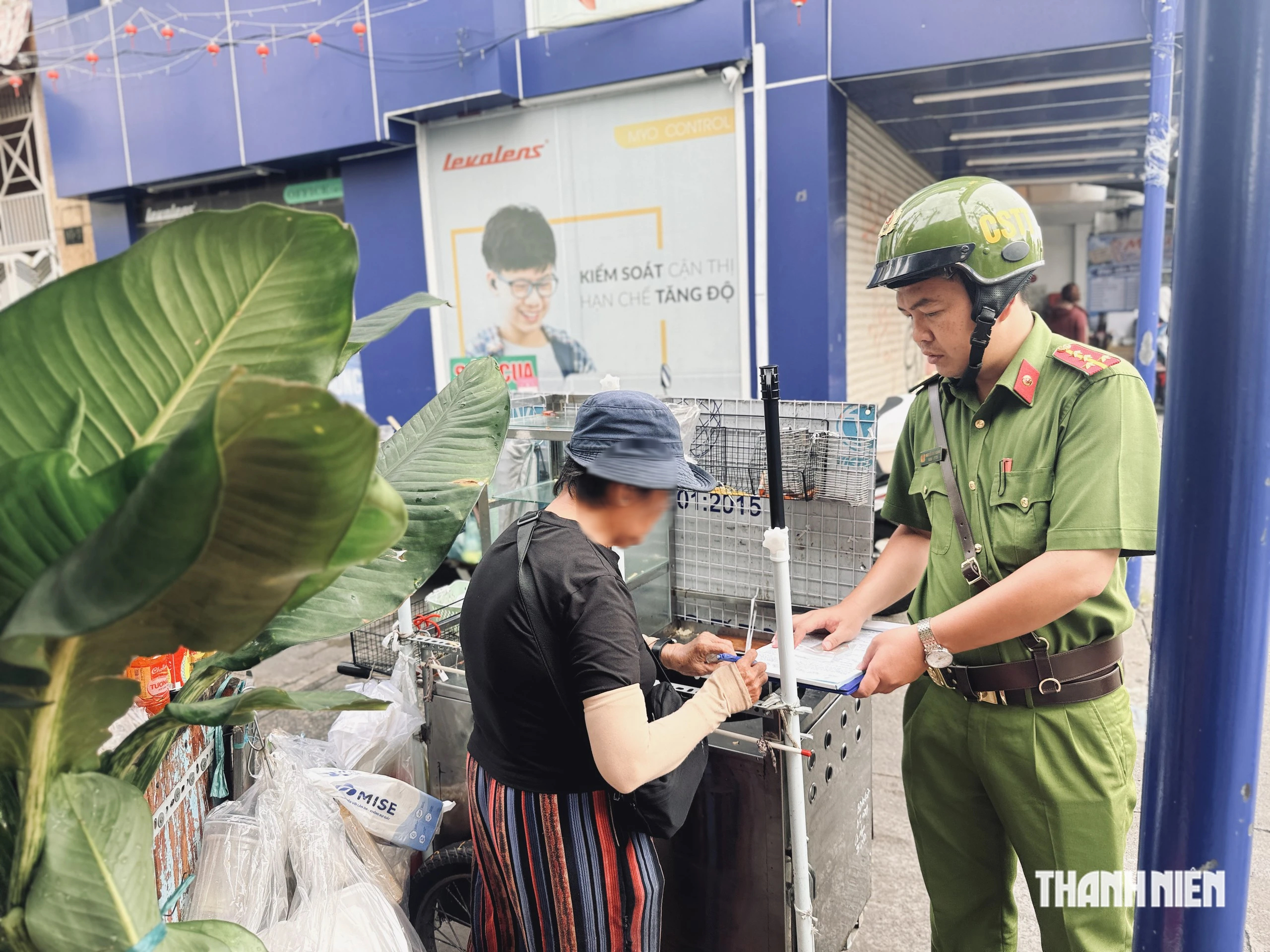 Công an TP.HCM phạt hàng rong trước cổng trường, huynh vẫn không đủ chỗ đón con? - Ảnh 2.