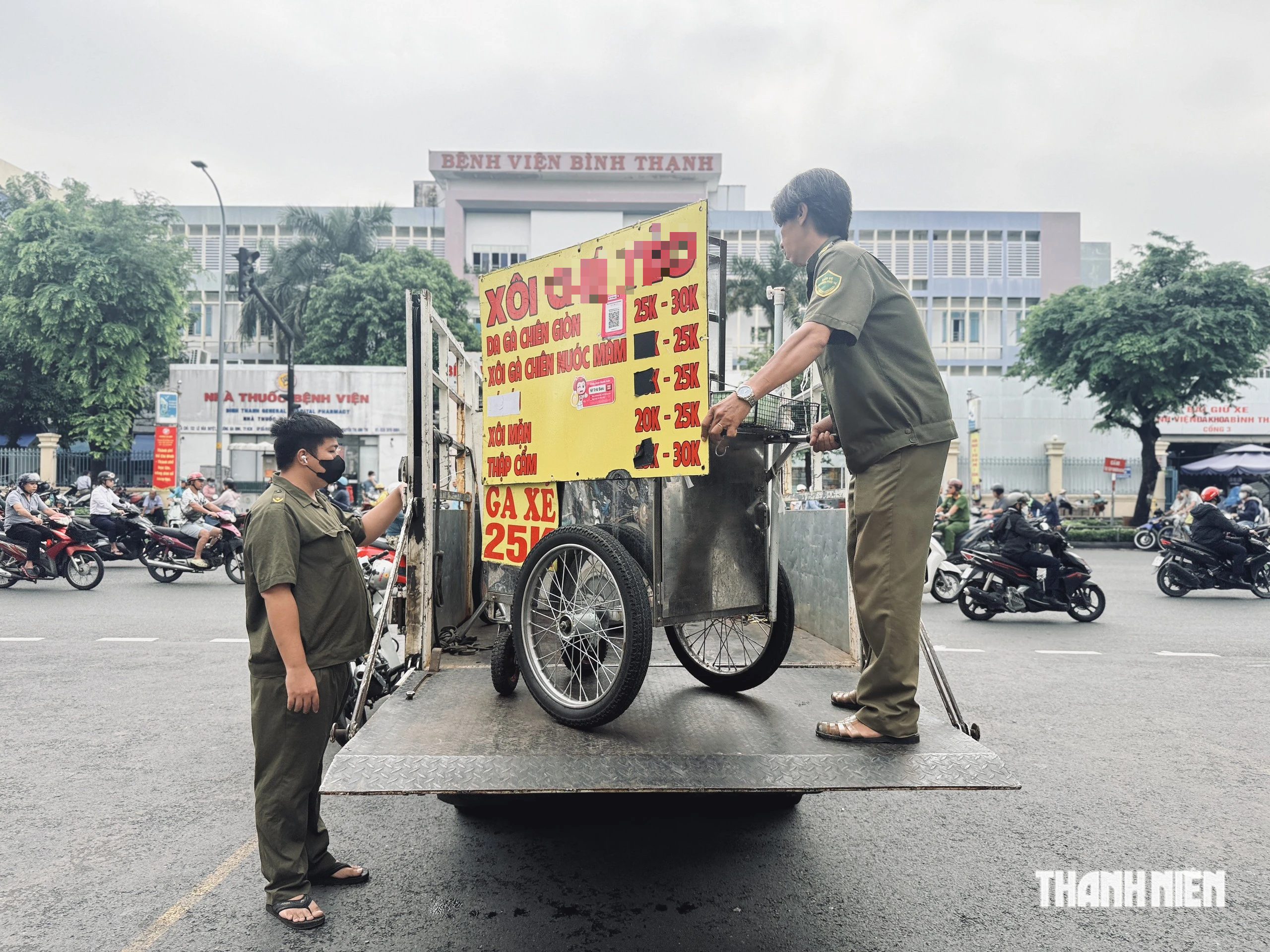 Công an TP.HCM phạt hàng rong trước cổng trường, huynh vẫn không đủ chỗ đón con? - Ảnh 5.