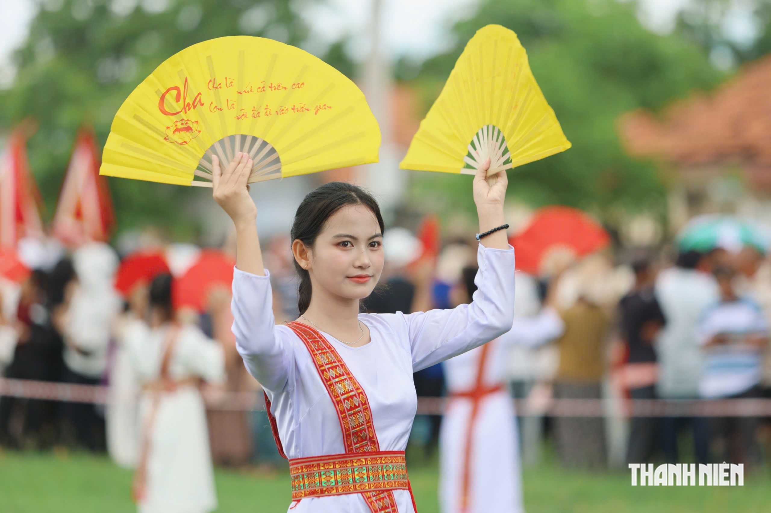 Rực rỡ sắc màu lễ rước y trang Katê 2026 giữa màn mưa- Ảnh 12.