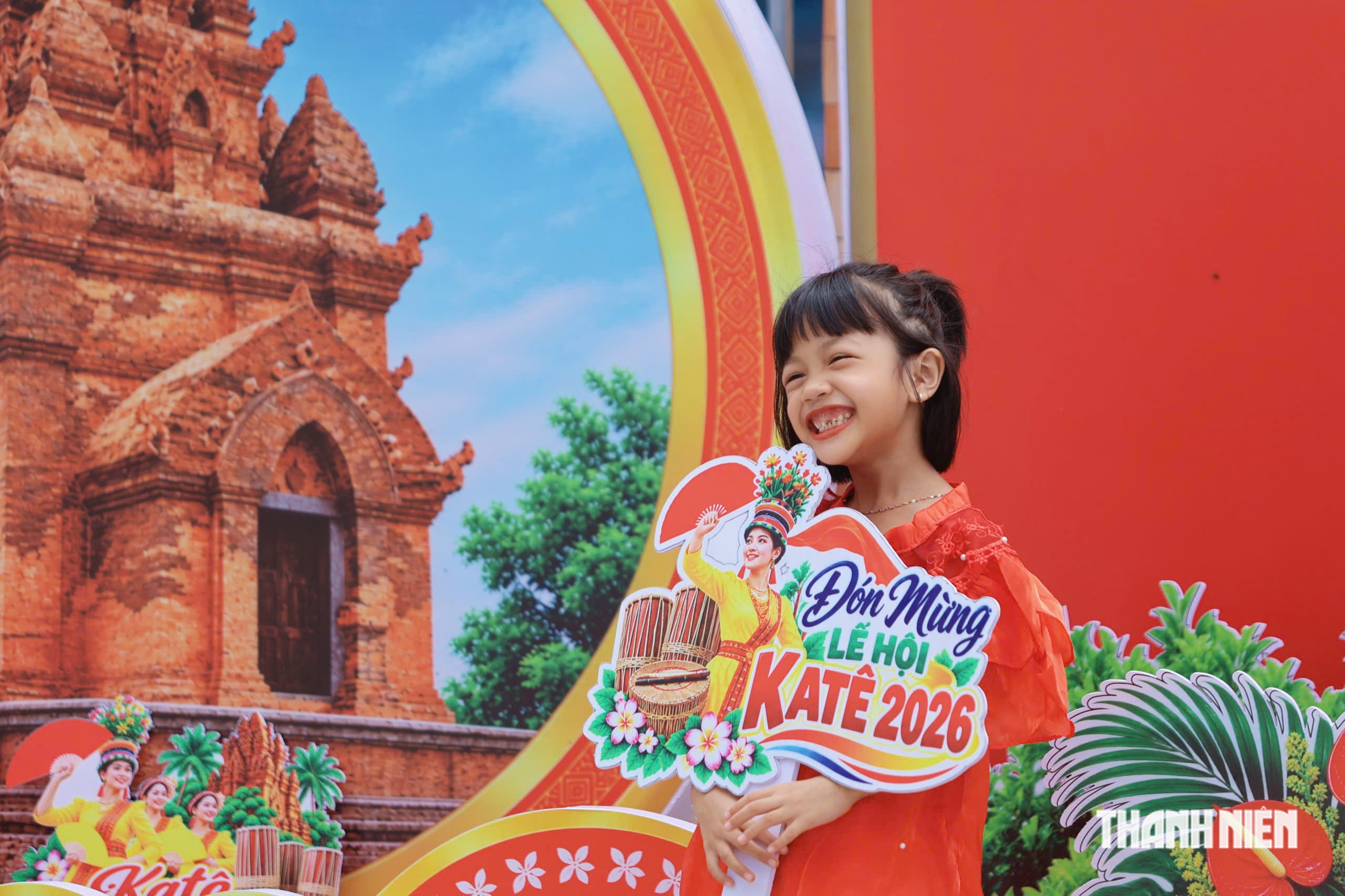 Rực rỡ sắc màu lễ rước y trang Katê 2026 giữa màn mưa- Ảnh 6.