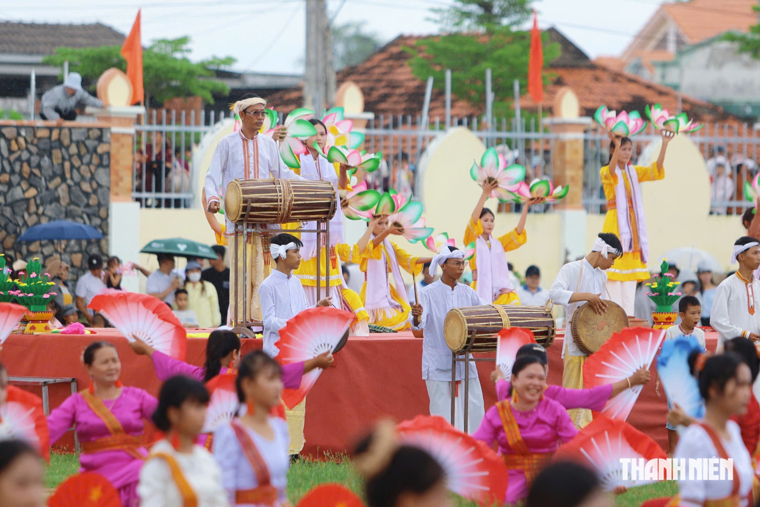 Rực rỡ sắc màu lễ rước y trang Katê 2026 giữa màn mưa- Ảnh 7.