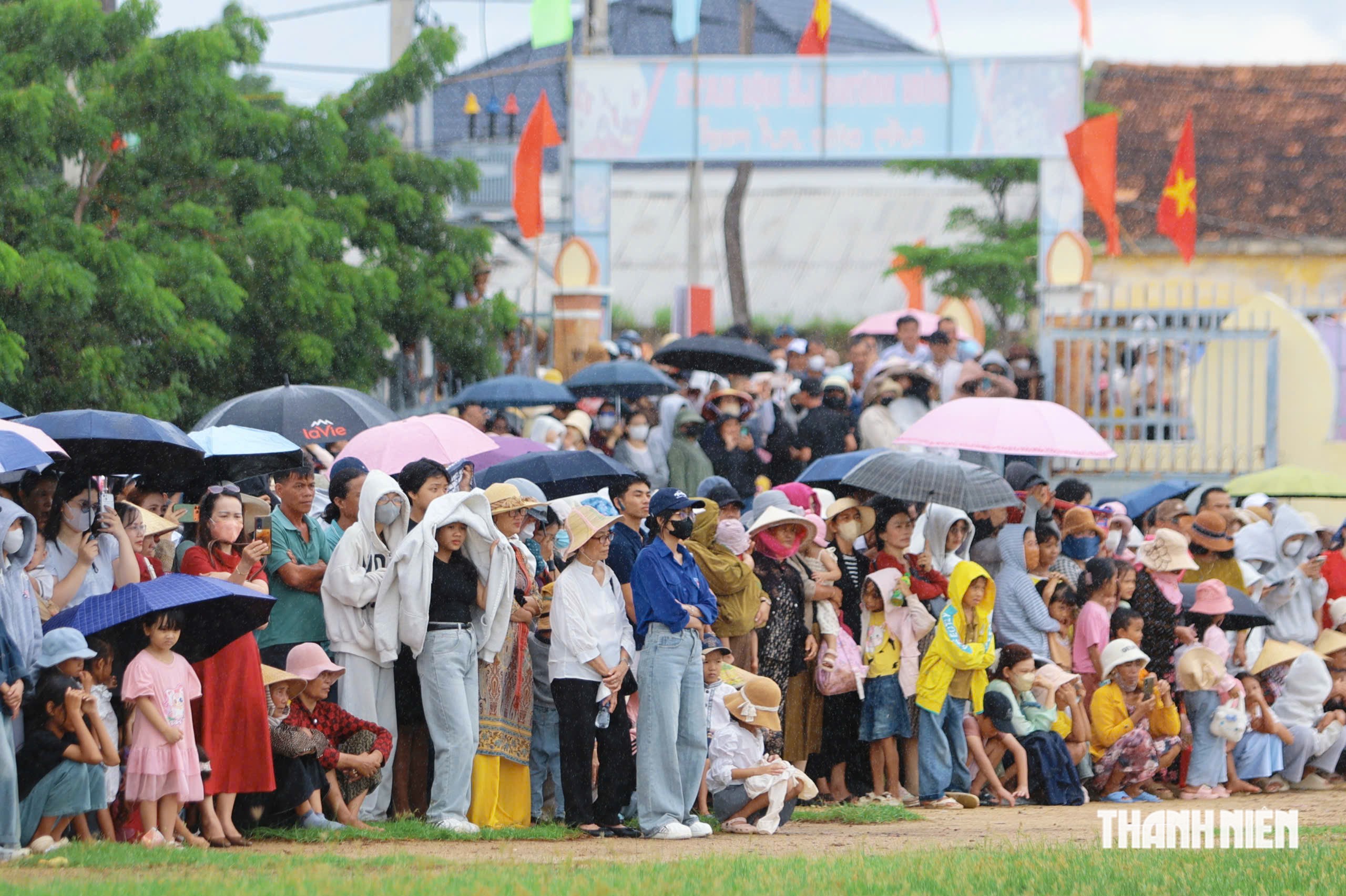 Rực rỡ sắc màu lễ rước y trang Katê 2026 giữa màn mưa- Ảnh 15.