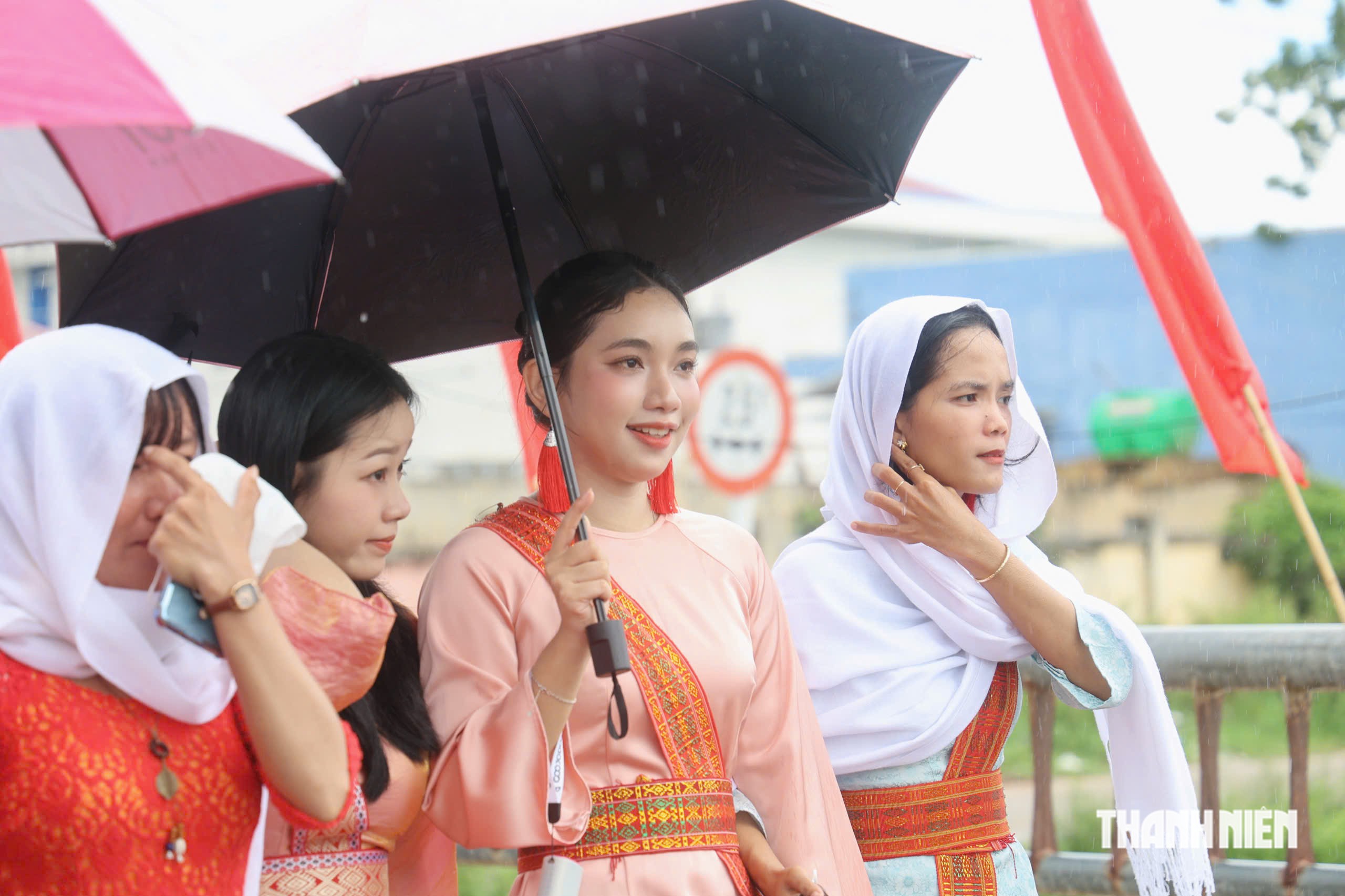 Rực rỡ sắc màu lễ rước y trang Katê 2026 giữa màn mưa- Ảnh 5.