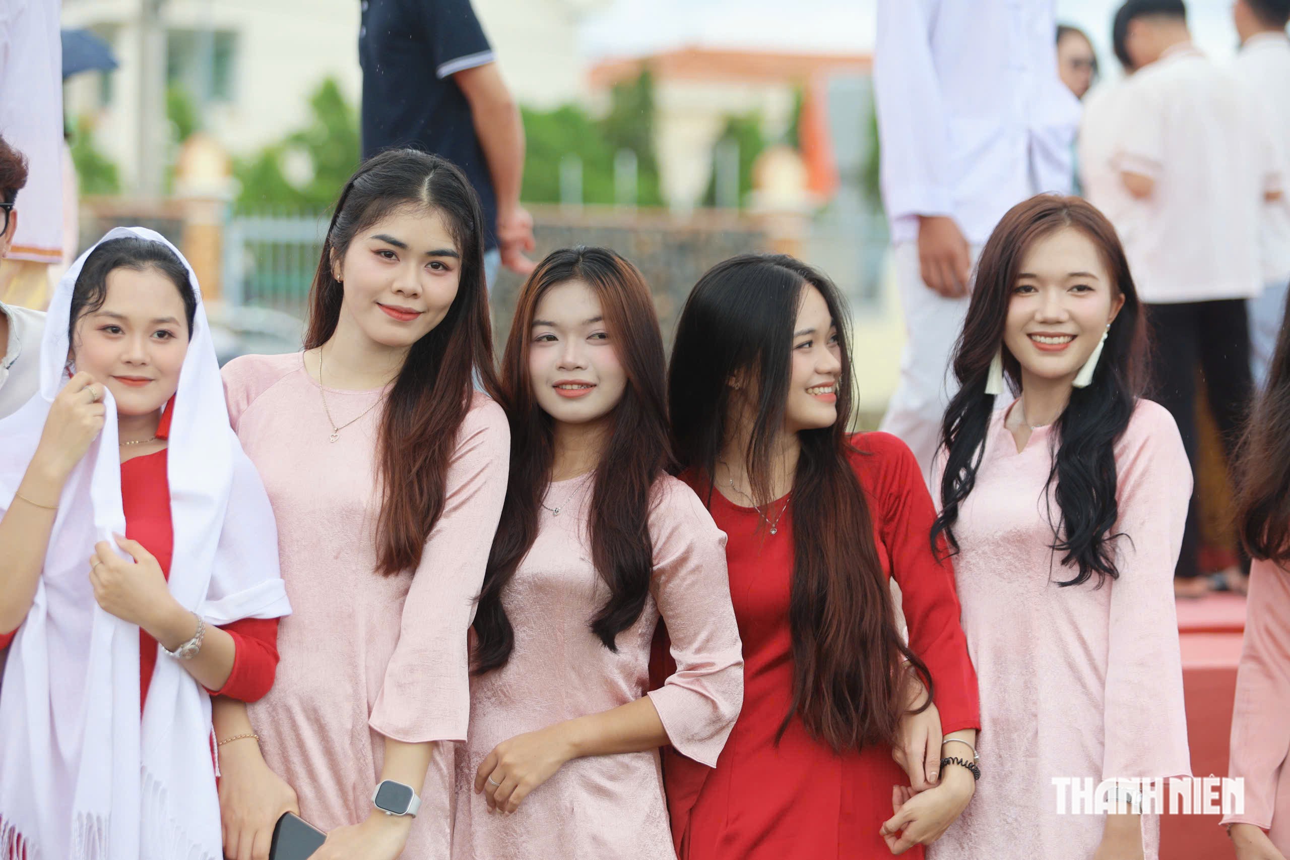 Rực rỡ sắc màu lễ rước y trang Katê 2026 giữa màn mưa- Ảnh 17.