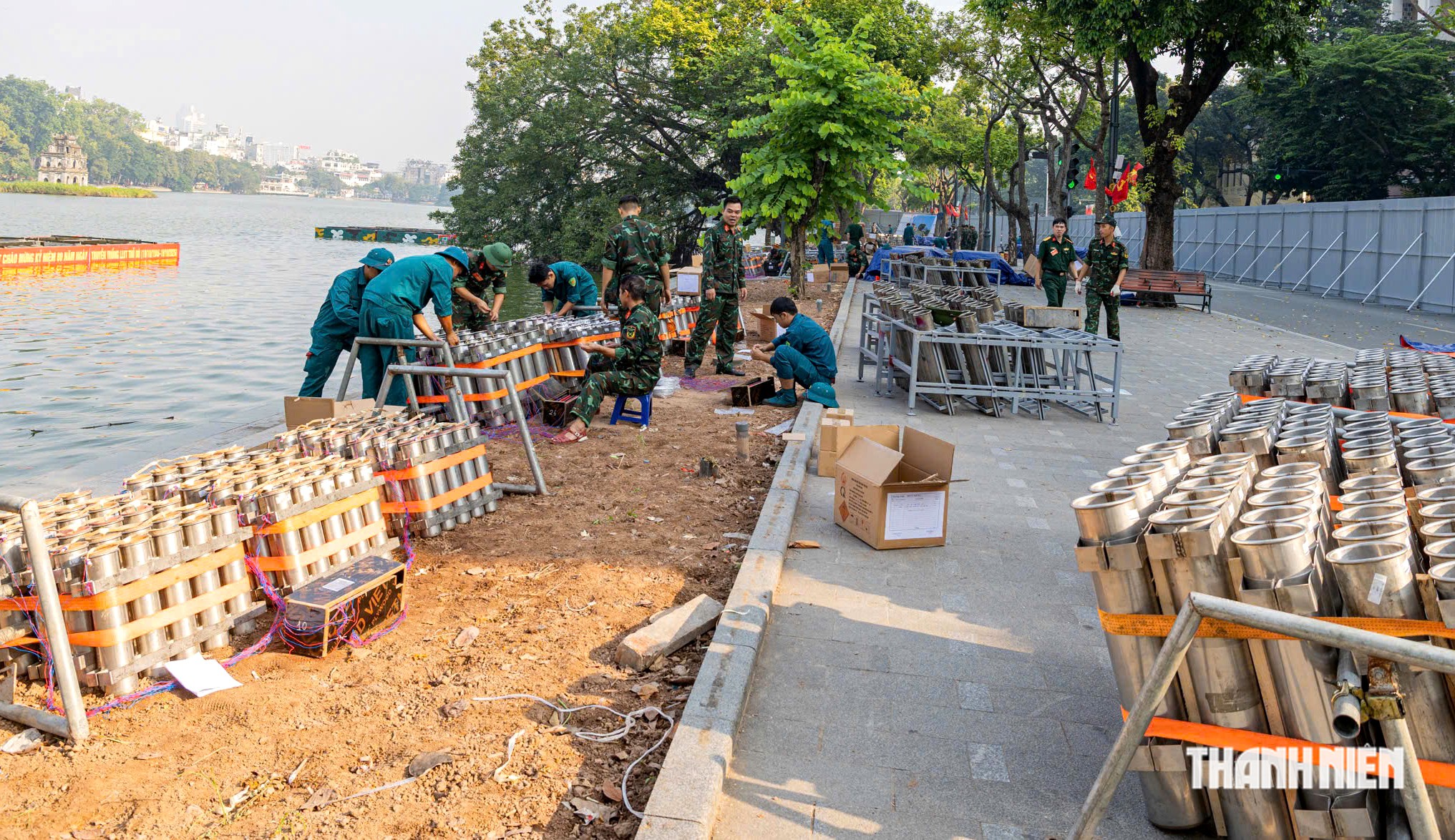 Cận cảnh trận địa ph&aacute;o hoa ch&agrave;o mừng Ng&agrave;y giải ph&oacute;ng thủ đ&ocirc;- Ảnh 1.