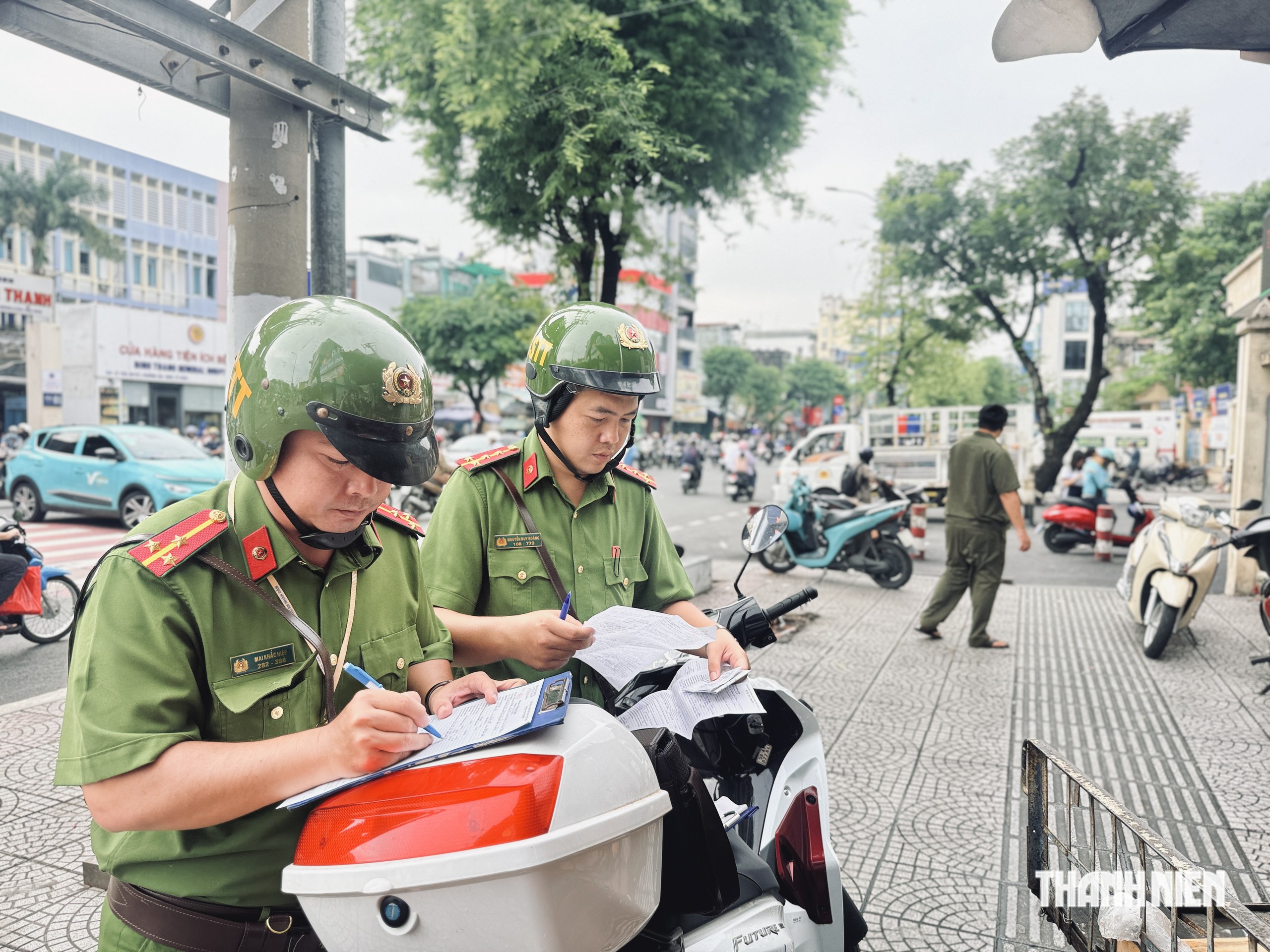 Trường học TP.HCM có thể cho phụ huynh vào sân trường chờ đón con tránh ùn tắc - Ảnh 3.