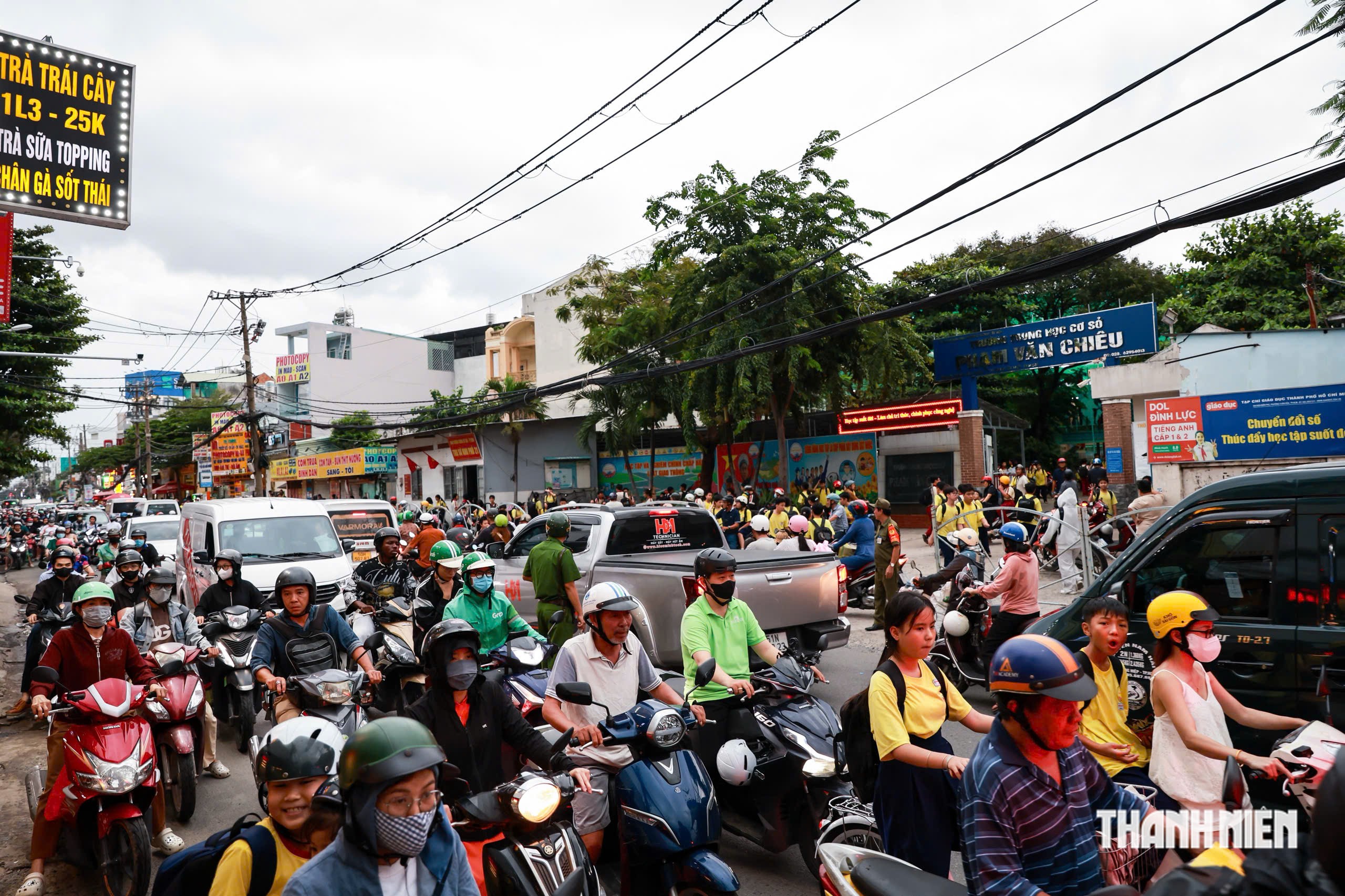 Công an TP.HCM phạt hàng rong trước cổng trường, huynh vẫn không đủ chỗ đón con? - Ảnh 7.