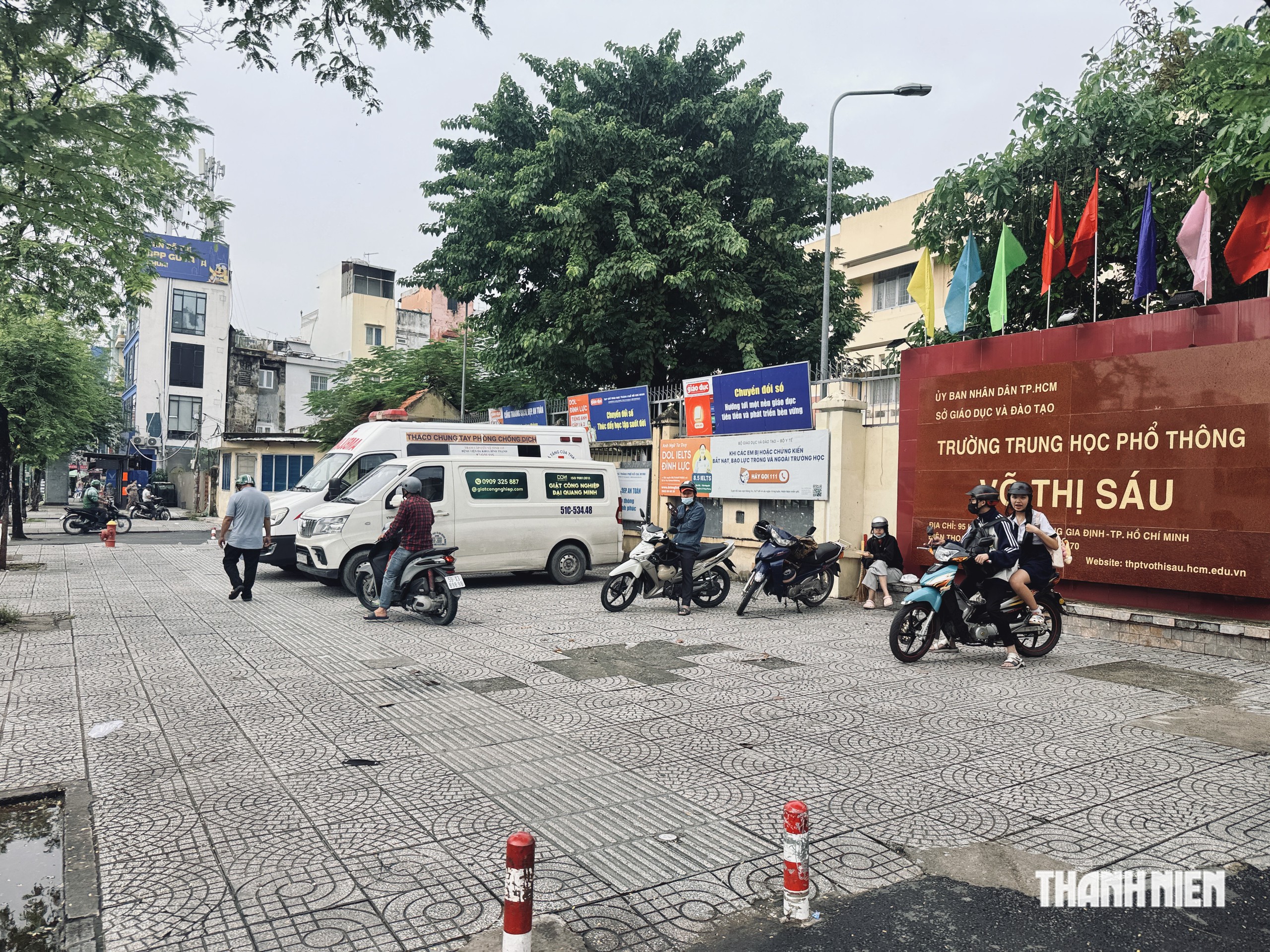 Công an TP.HCM phạt hàng rong trước cổng trường, huynh vẫn không đủ chỗ đón con? - Ảnh 4.