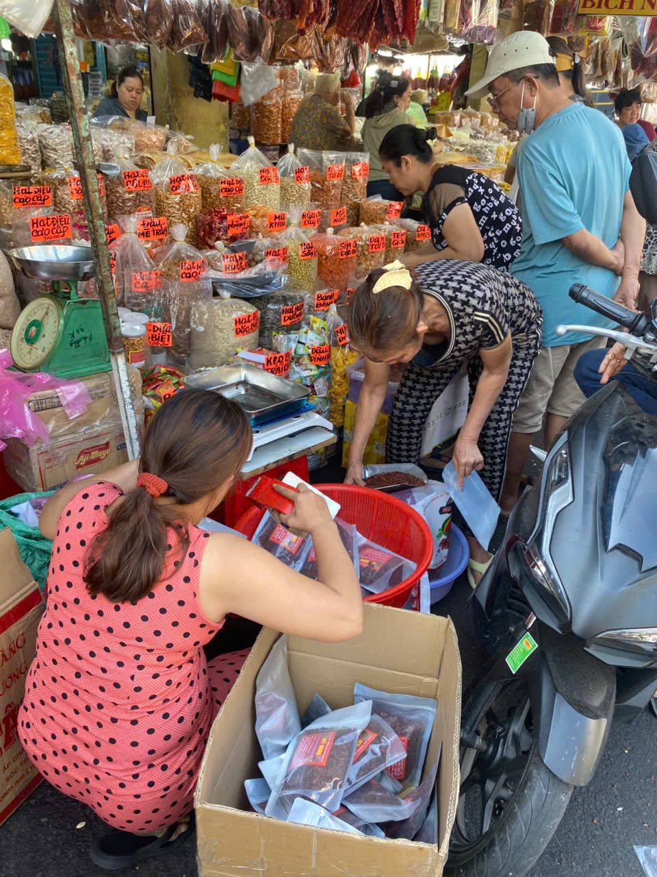 Người Sài Gòn chen chân ở Chợ Lớn sắm tết- Ảnh 7.