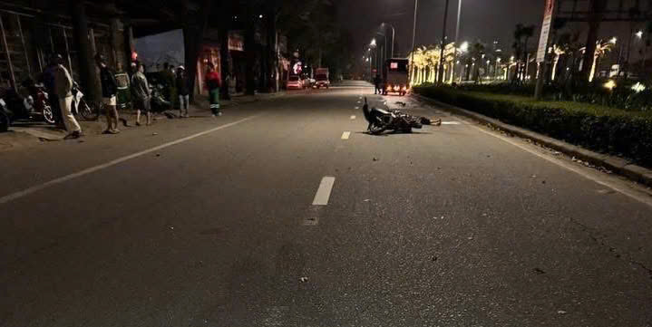 TP.Huế: Xe máy chở 3 tự gây tai nạn trong đêm, 2 thanh thiếu niên tử vong- Ảnh 1.