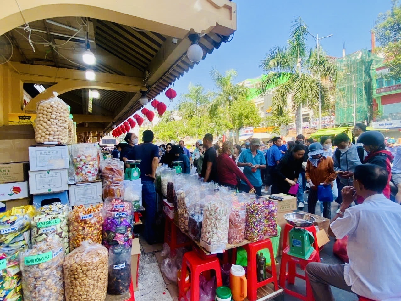 Người Sài Gòn chen chân ở Chợ Lớn sắm tết- Ảnh 6.