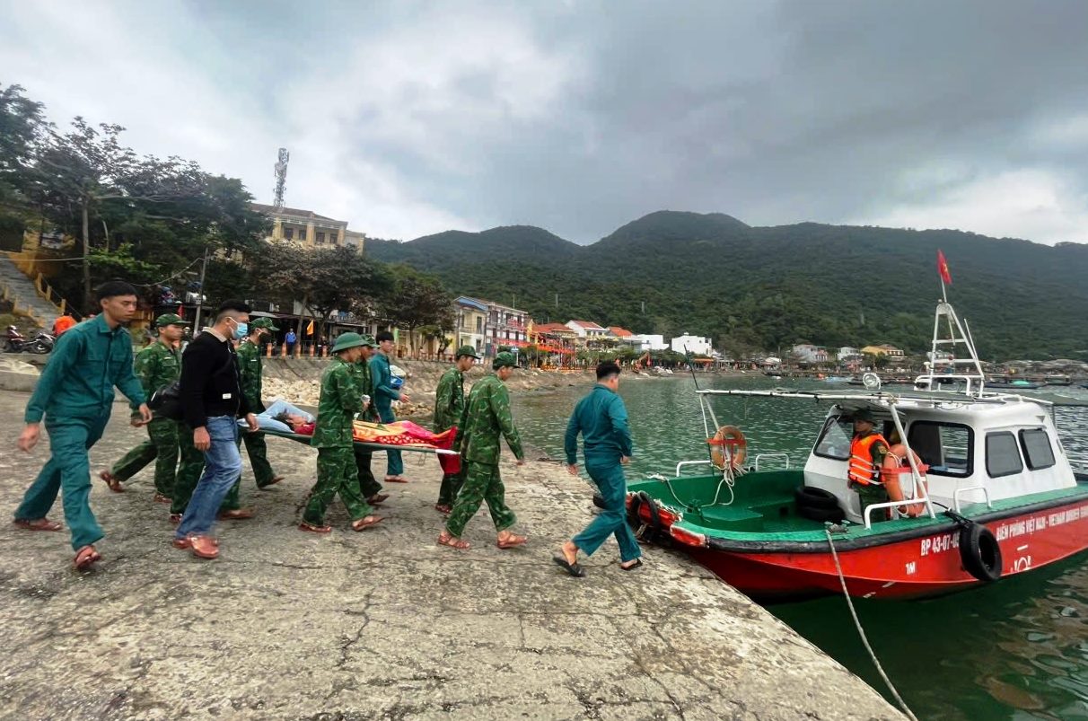 Vượt sóng lớn đưa người dân hôn mê từ đặc khu Cù Lao Chàm vào cấp cứu- Ảnh 1.