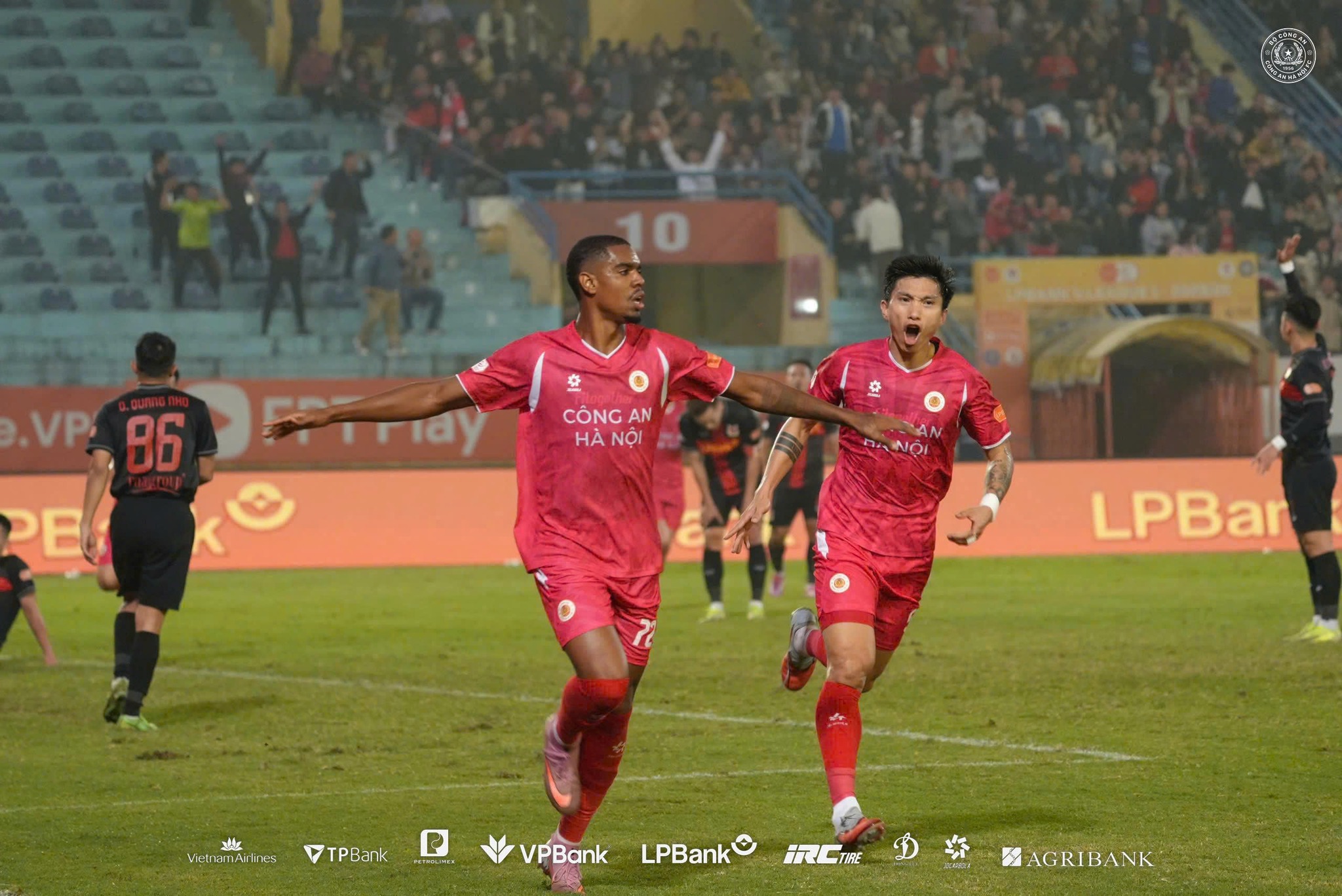 Bảng xếp hạng V-League mới nhất: CLB CAHN soán ngôi đầu của Ninh Bình cực ngoạn mục, HAGL thoát đáy - Ảnh 1.