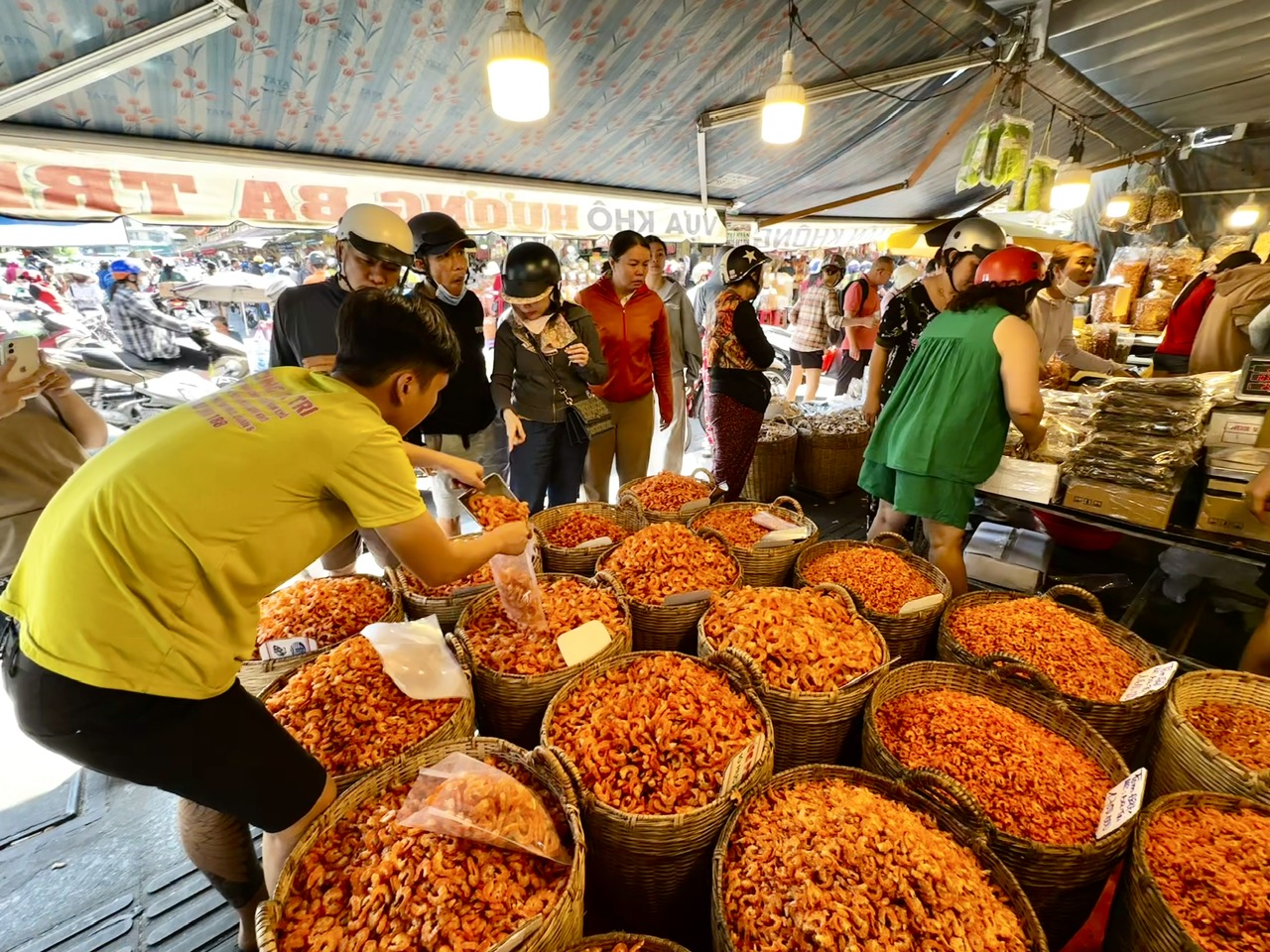 Người Sài Gòn chen chân ở Chợ Lớn sắm tết- Ảnh 3.