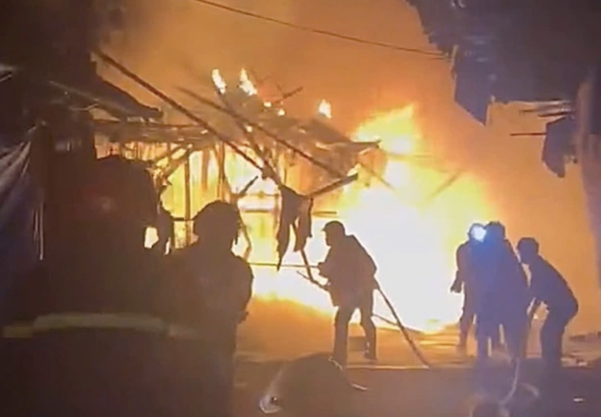 'Bà hỏa' ghé thăm sát tết, shop thời trang ở TP.HCM nghẹn ngào nói lời tạm biệt - Ảnh 2.