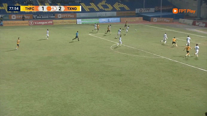 HLV Thanh H&oacute;a cảm động nghẹn ng&agrave;o bởi học tr&ograve; quả cảm, HLV Nam Định kh&ocirc;ng tr&aacute;ch cứ Xu&acirc;n Son- Ảnh 1.