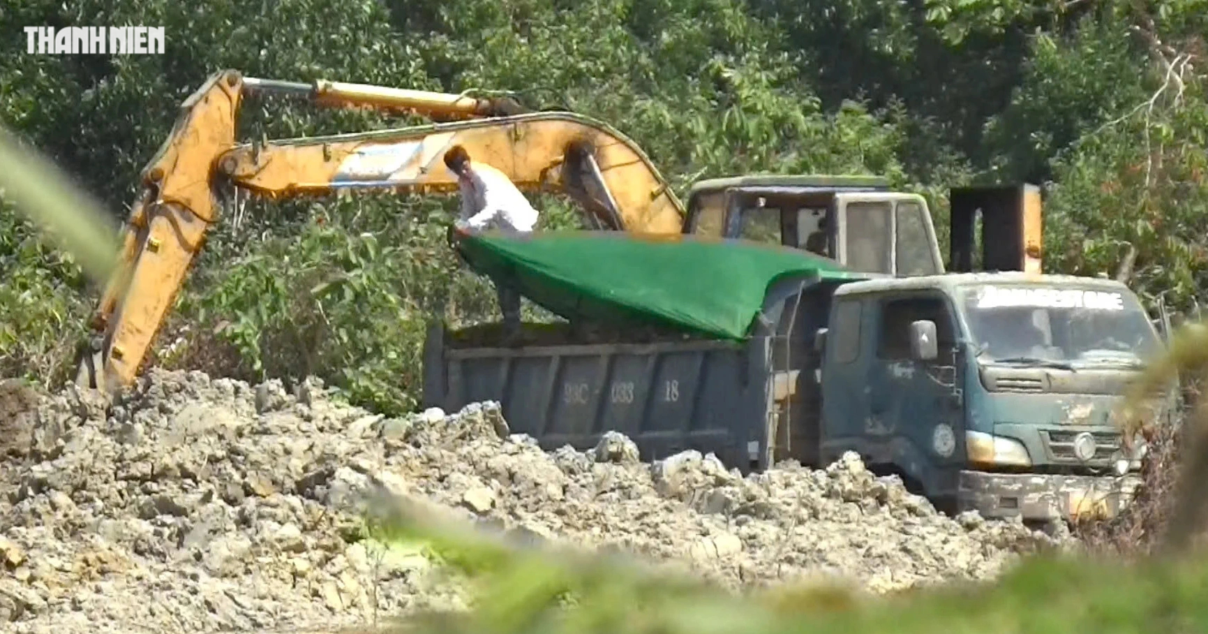 Ngang nhiên khai thác đất sét trái phép ở Lâm Đồng - Ảnh 2.