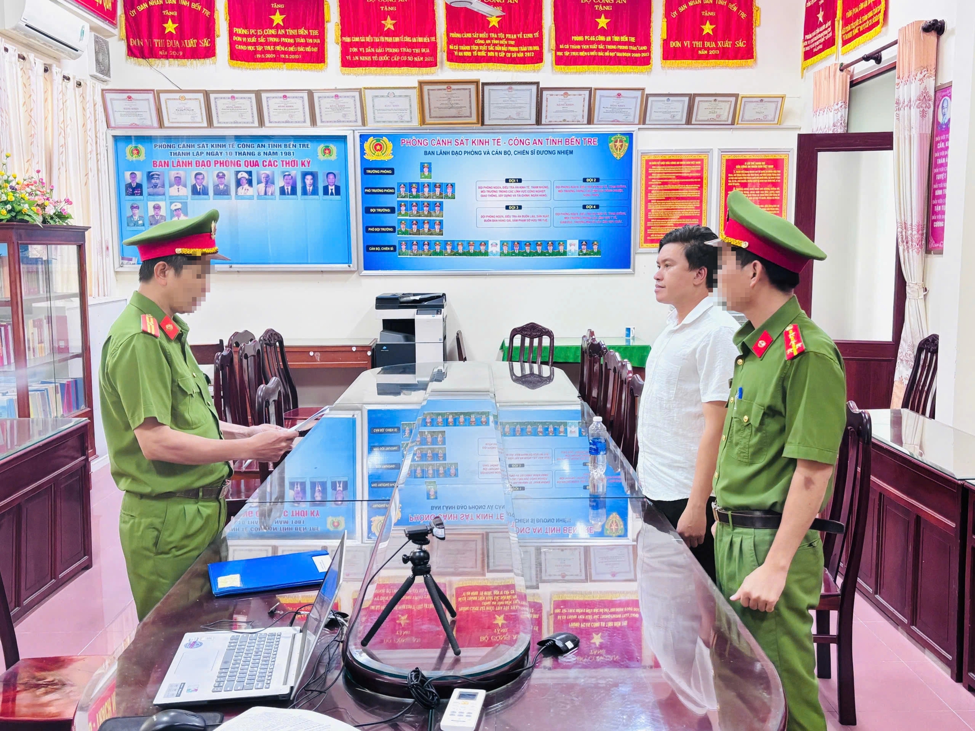 Vĩnh Long khởi tố người đàn ông cho vay lãi nặng 180 % / năm - Ảnh 1. Vĩnh Long khởi tố người đàn ông cho vay lãi nặng 180 % / năm - Ảnh 1.