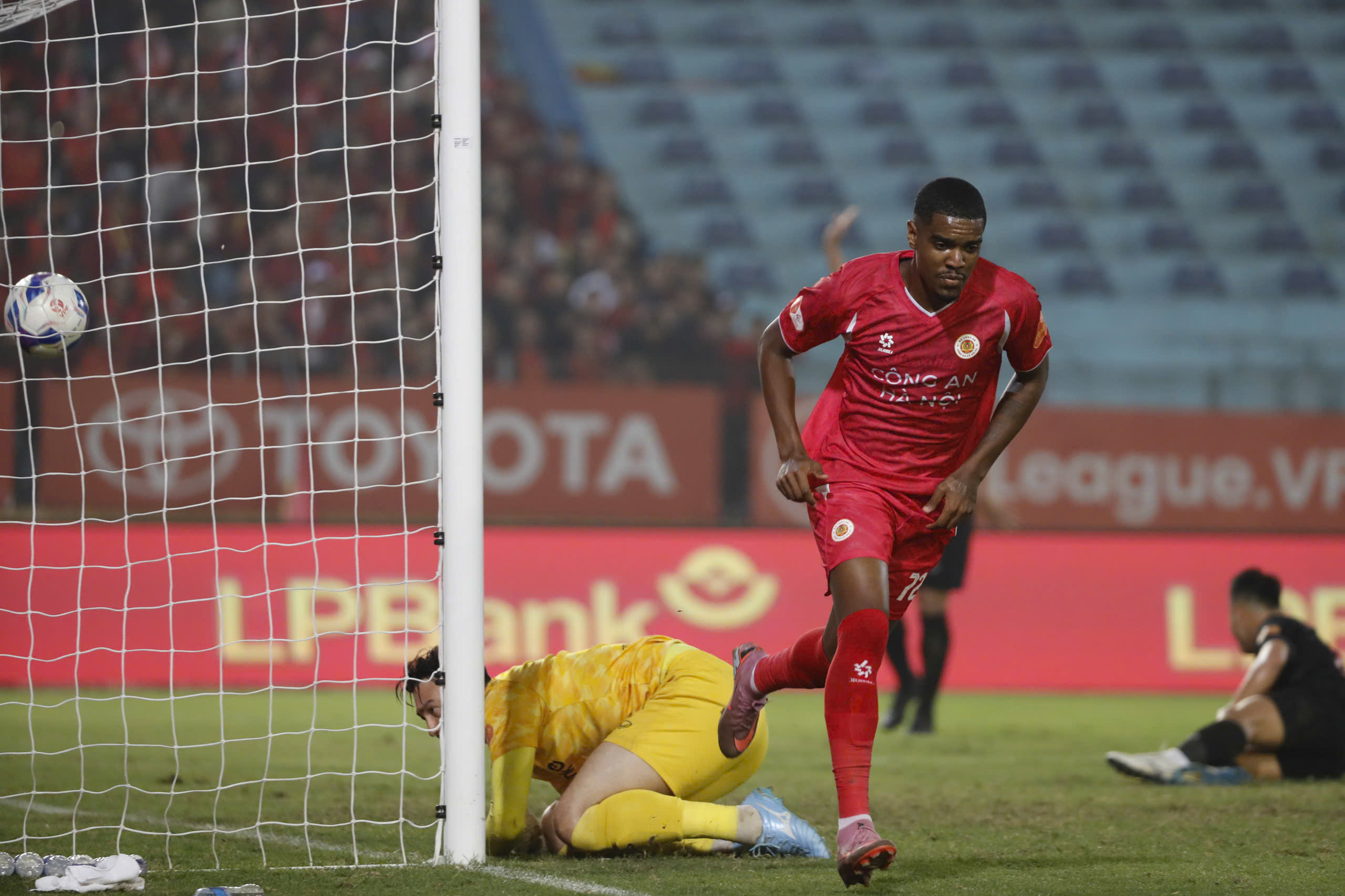 CLB CAHN thắng hoàn hảo dù vắng HLV Polking, Ninh Bình thua ngược đau đớn: Cuộc đua vô địch cực nóng- Ảnh 3.