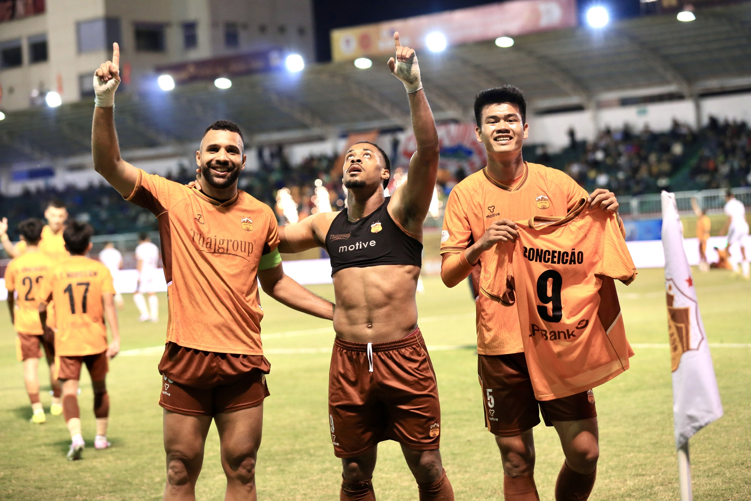 HAGL đấu Ninh Bình cực hay: Thủ môn 1,91 m đụng loạt sao U.23 Việt Nam, ‘đồng đội tương tàn’- Ảnh 1.