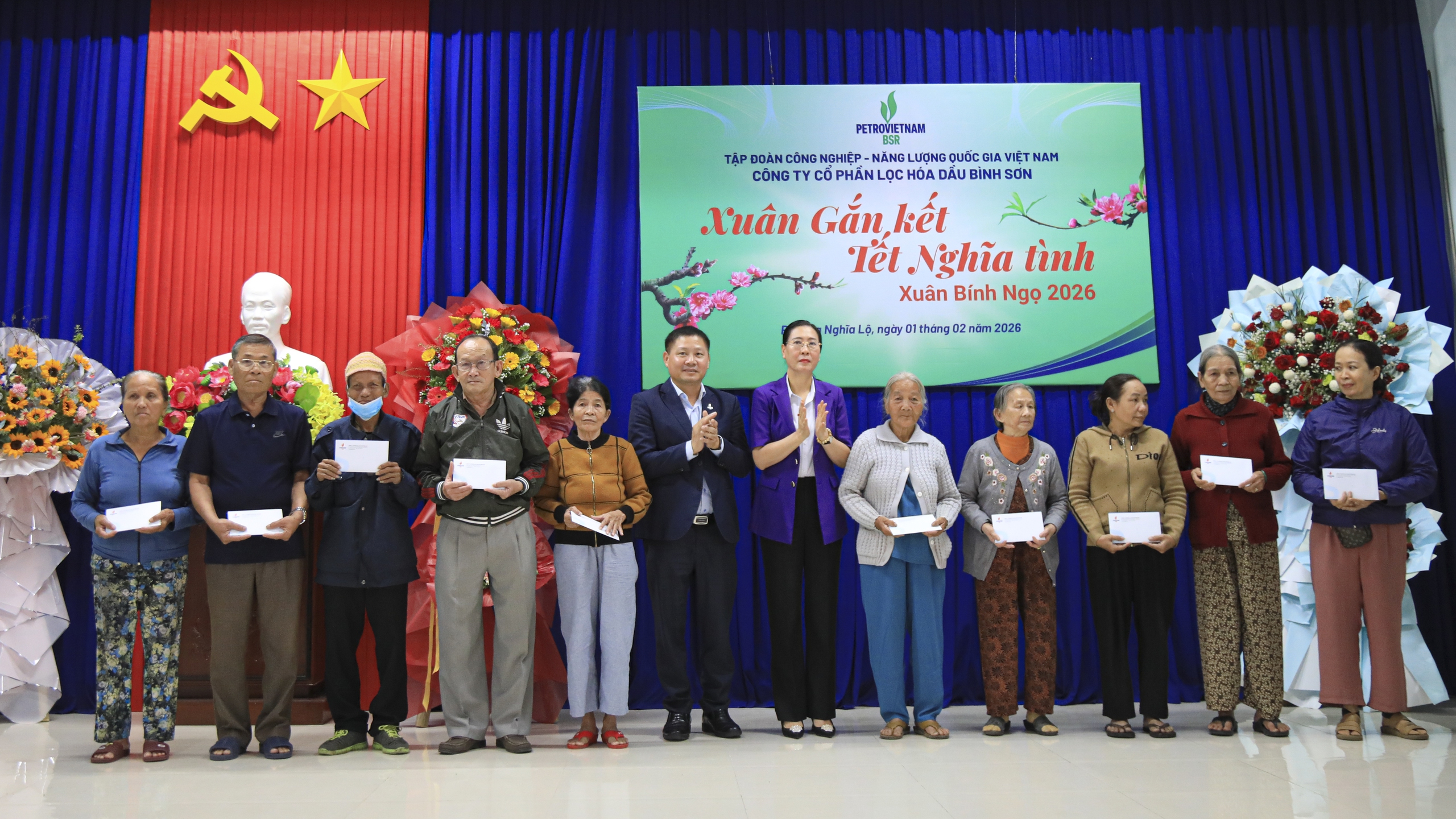 Phó trưởng ban Tổ chức Trung ương trao quà Tết cho người dân Quảng Ngãi- Ảnh 4. Phó trưởng ban Tổ chức Trung ương trao quà Tết cho người dân Quảng Ngãi- Ảnh 4.