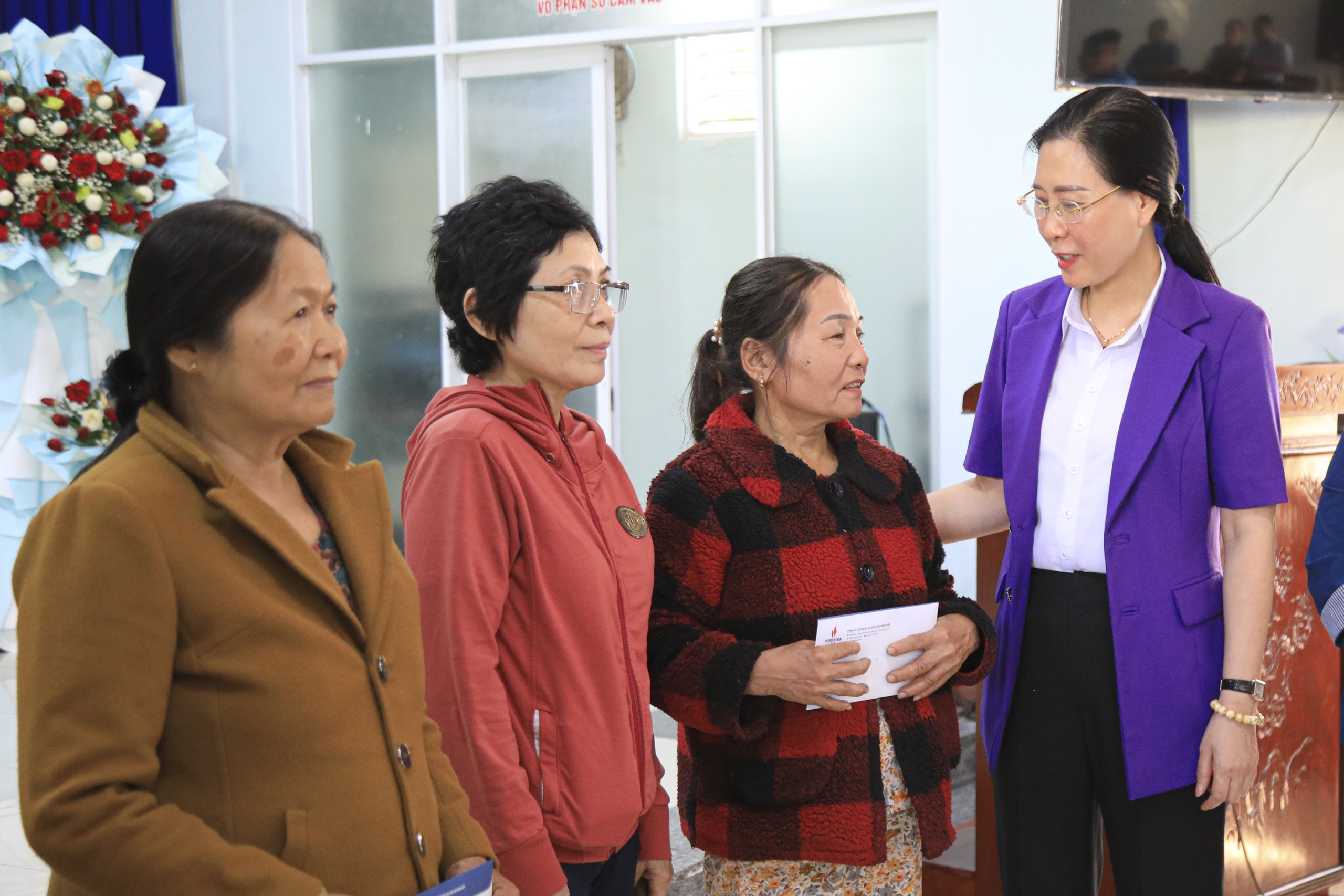 Phó trưởng ban Tổ chức Trung ương trao quà Tết cho người dân Quảng Ngãi- Ảnh 1. Phó trưởng ban Tổ chức Trung ương trao quà Tết cho người dân Quảng Ngãi- Ảnh 1.