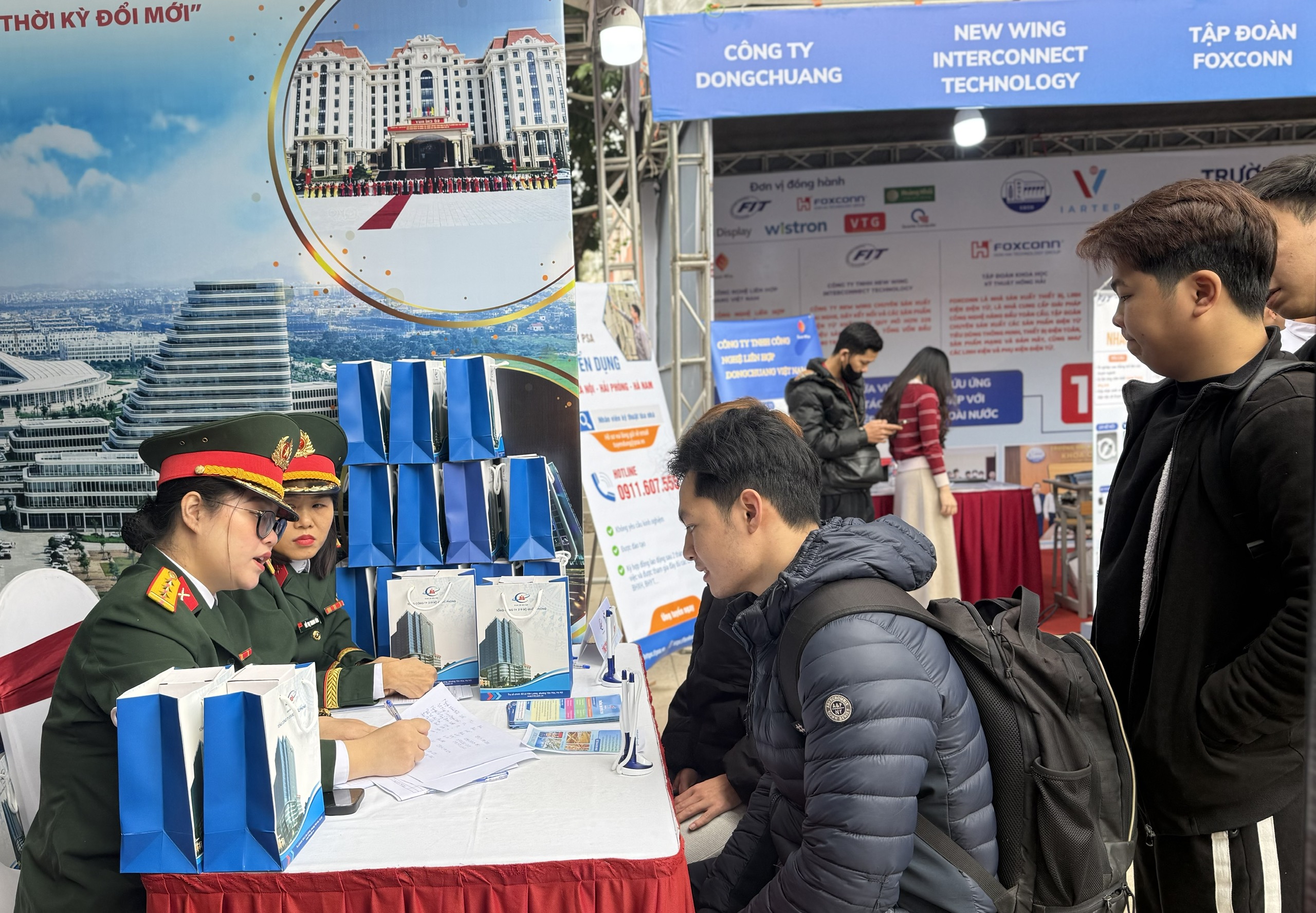 Học đại học trường dân sự vào doanh nghiệp quân đội làm việc được không? - Ảnh 1.