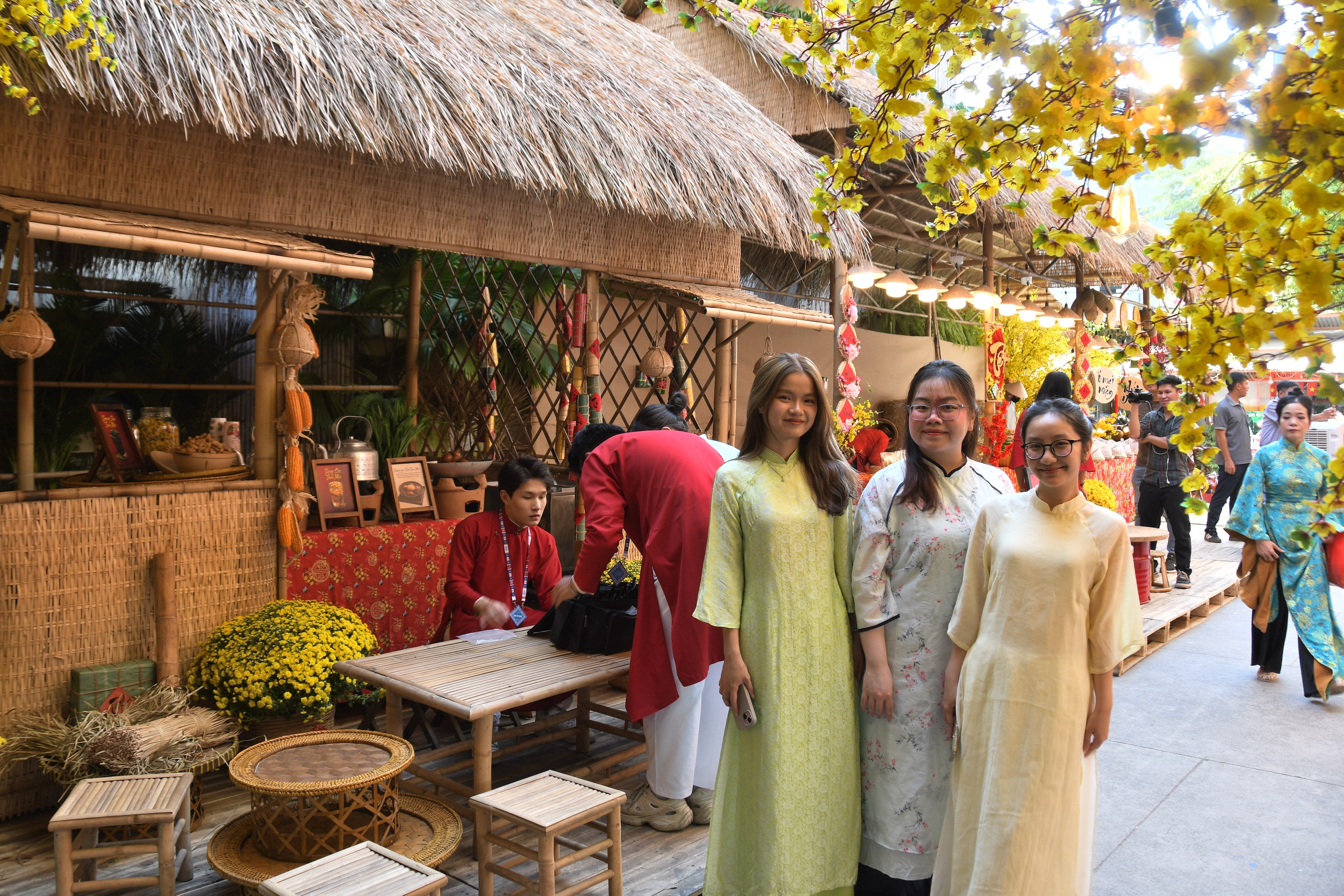 Đường mai v&agrave; d&agrave;n linh vật ngựa năm nay đẹp cỡ n&agrave;o? - Ảnh 22.