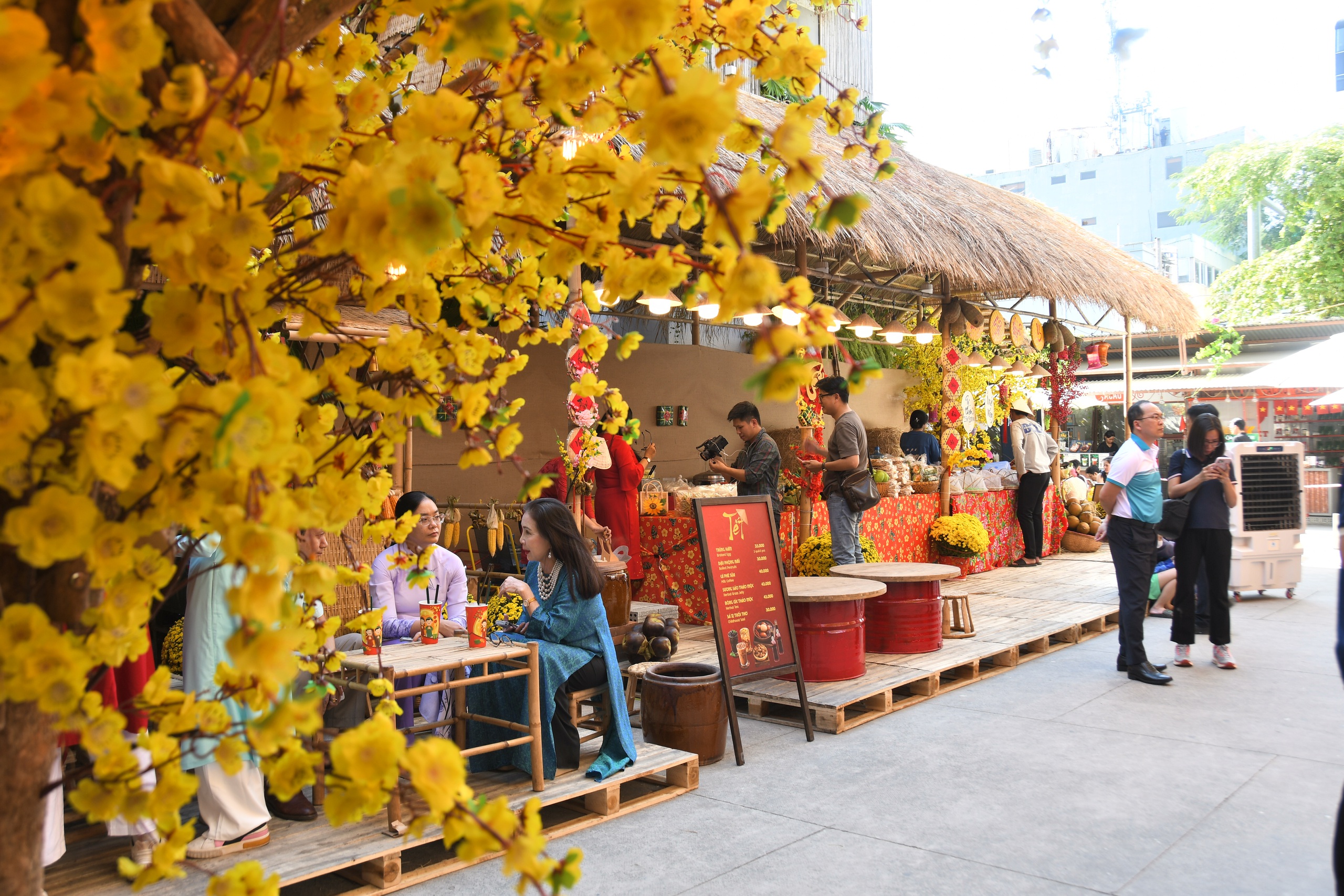 Đường mai v&agrave; d&agrave;n linh vật ngựa năm nay đẹp cỡ n&agrave;o? - Ảnh 24.