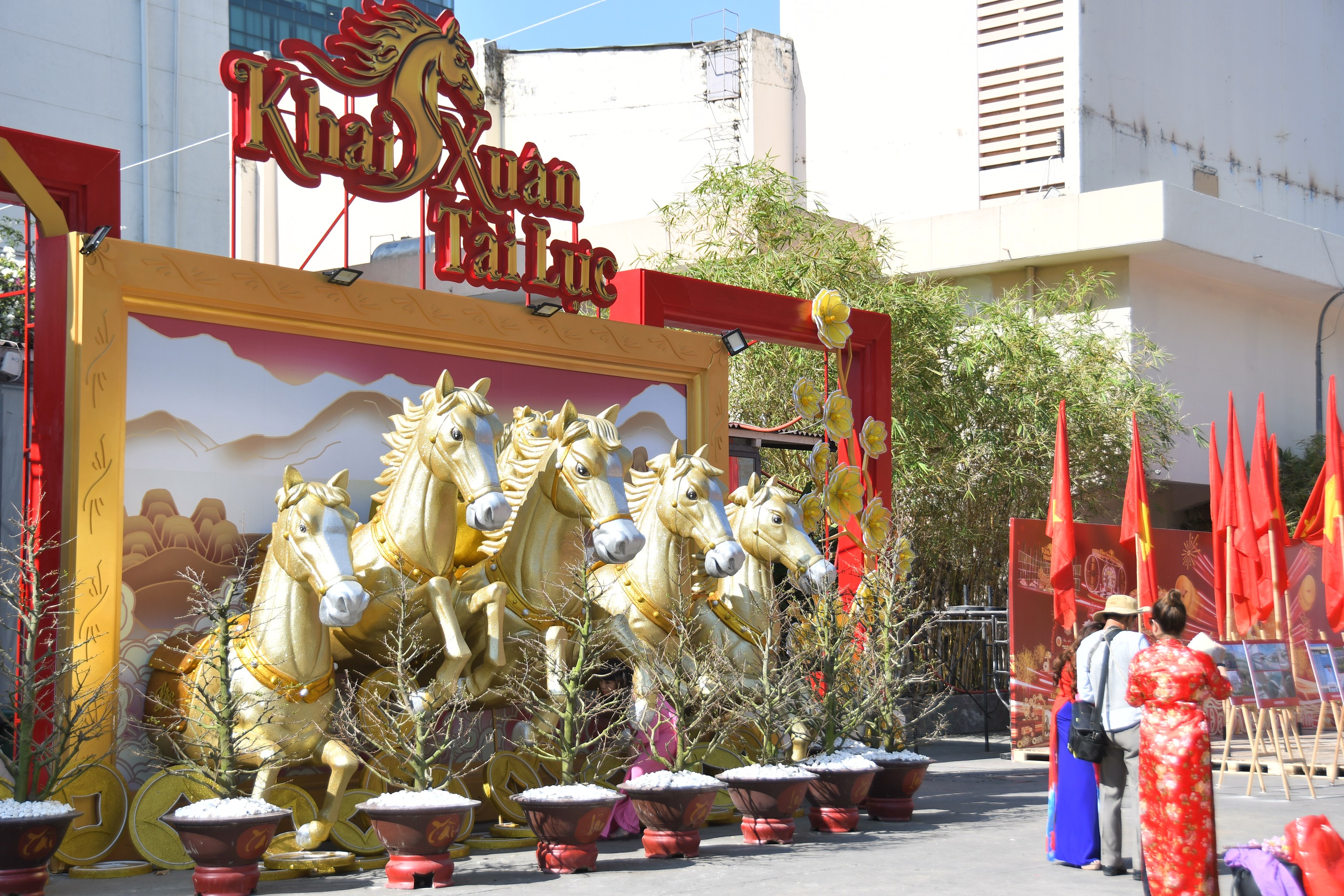 Đường mai v&agrave; d&agrave;n linh vật ngựa năm nay đẹp cỡ n&agrave;o? - Ảnh 10.