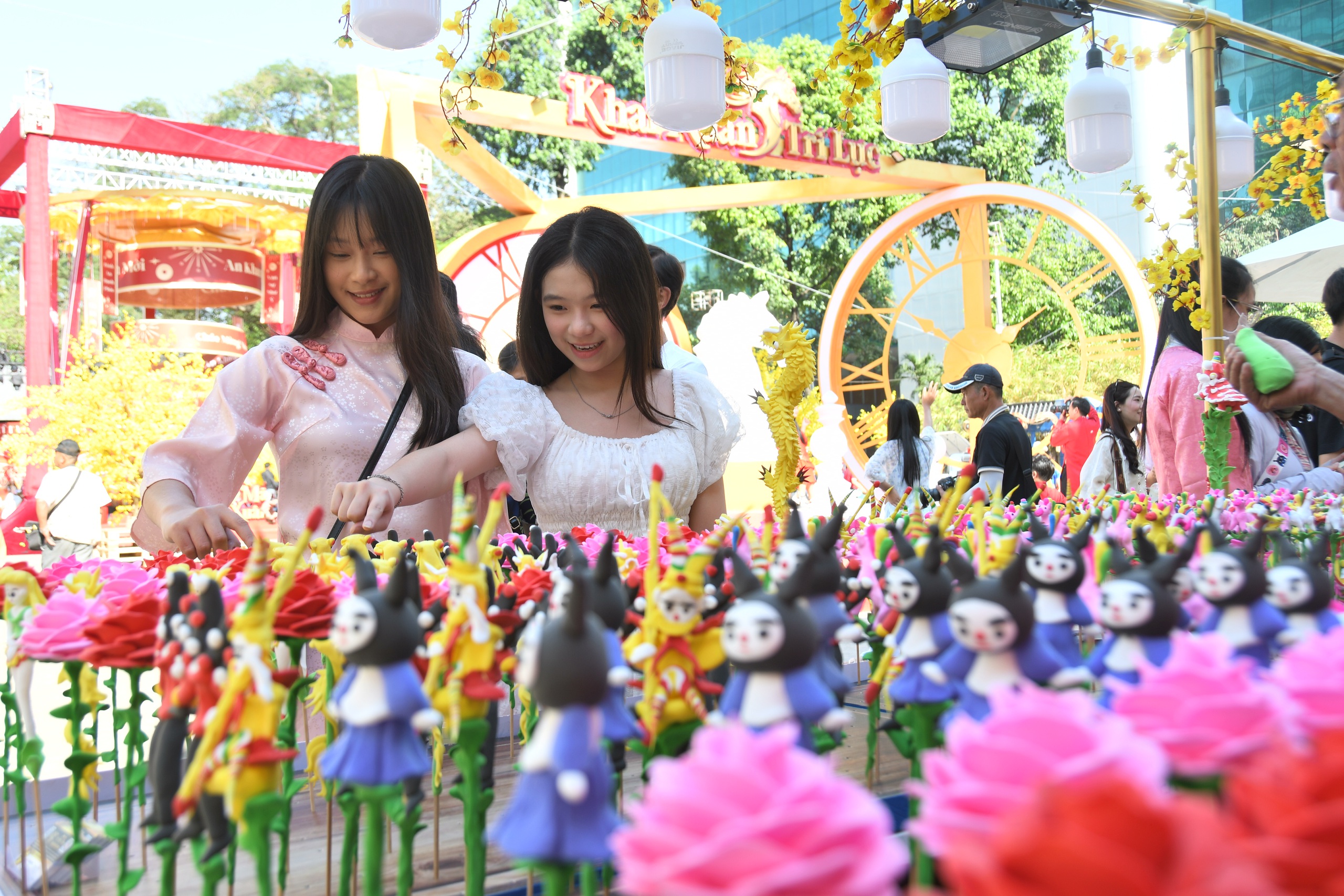 Đường mai v&agrave; d&agrave;n linh vật ngựa năm nay đẹp cỡ n&agrave;o? - Ảnh 26.