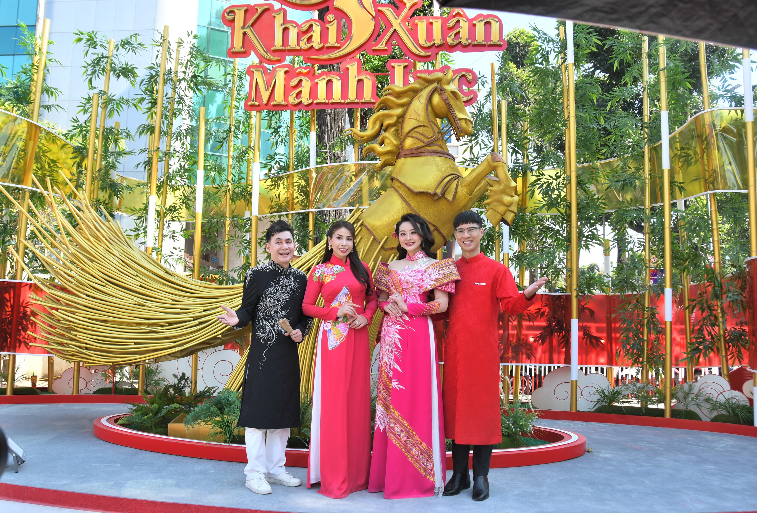 Đường mai v&agrave; d&agrave;n linh vật ngựa năm nay đẹp cỡ n&agrave;o? - Ảnh 34.