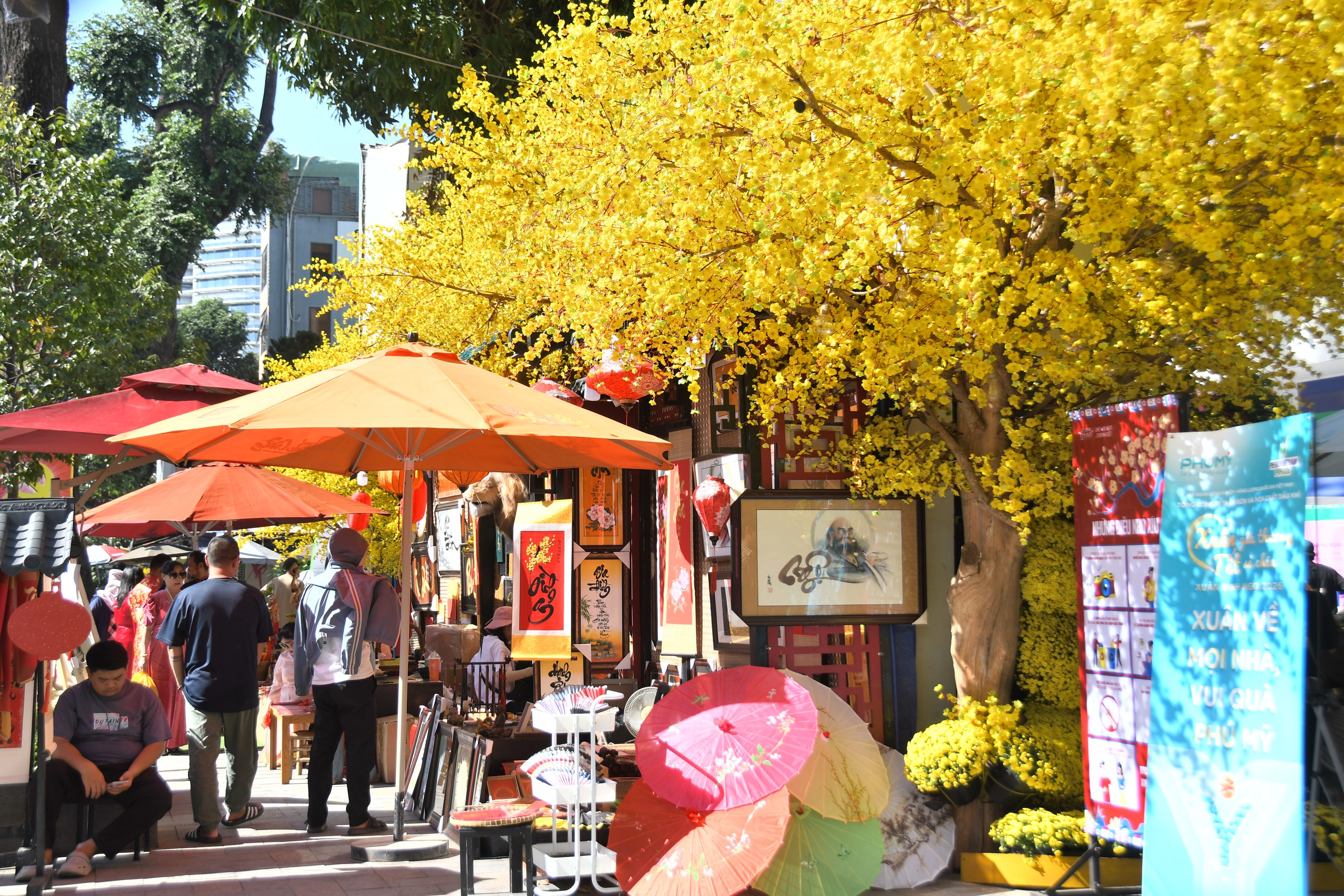 Đường mai v&agrave; d&agrave;n linh vật ngựa năm nay đẹp cỡ n&agrave;o? - Ảnh 21.