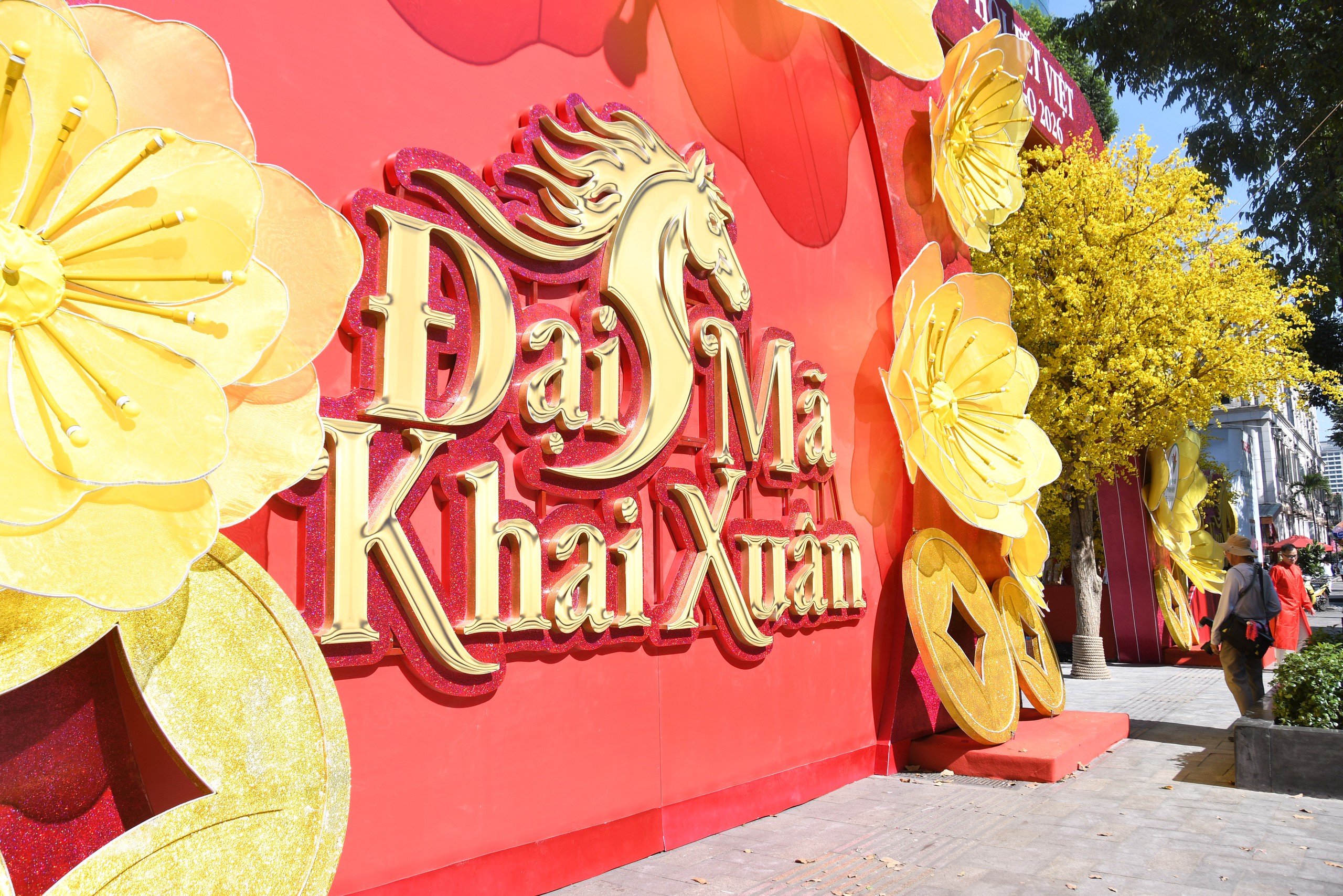 Đường mai v&agrave; d&agrave;n linh vật ngựa năm nay đẹp cỡ n&agrave;o? - Ảnh 31.