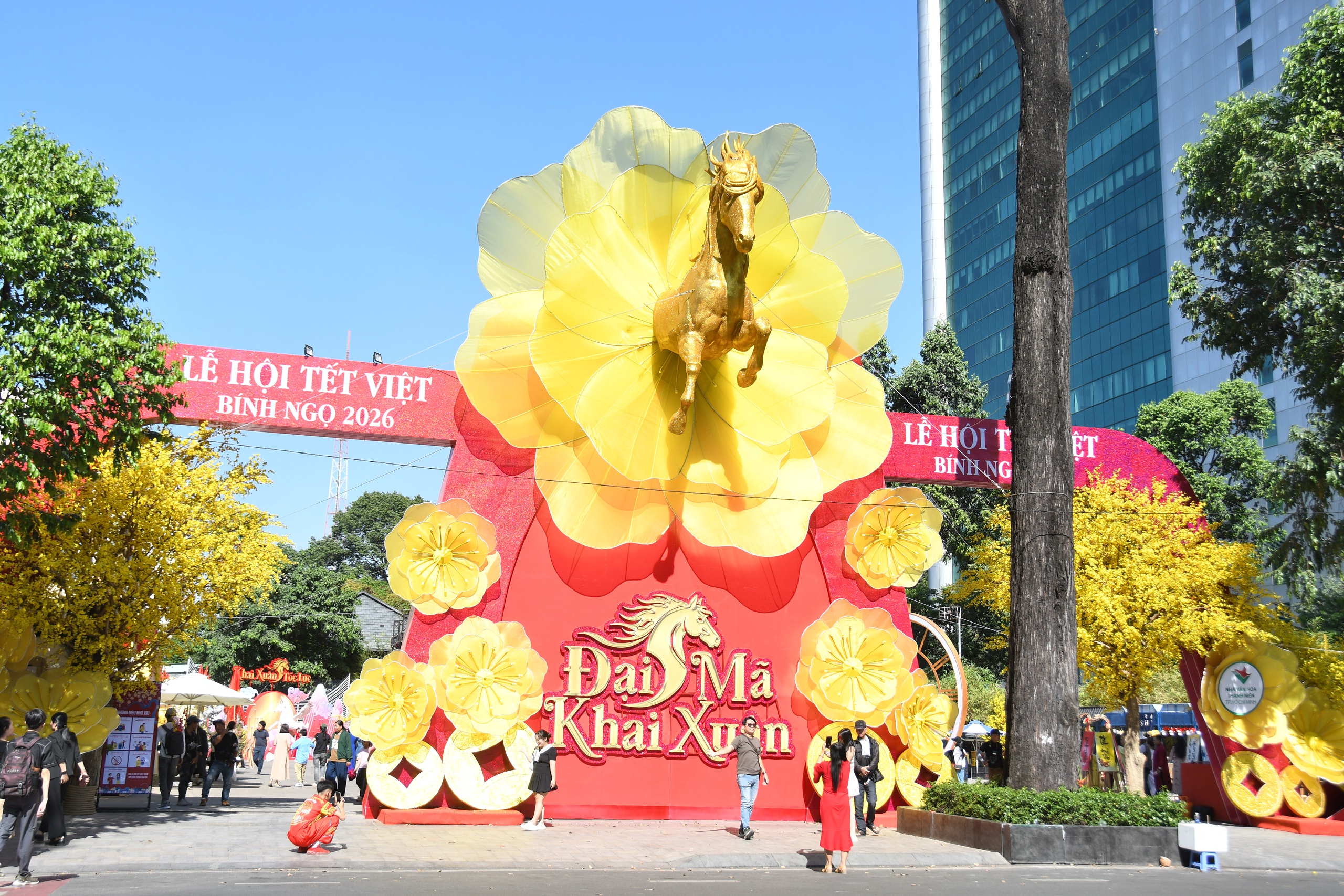 Đường mai v&agrave; d&agrave;n linh vật ngựa năm nay đẹp cỡ n&agrave;o? - Ảnh 5.