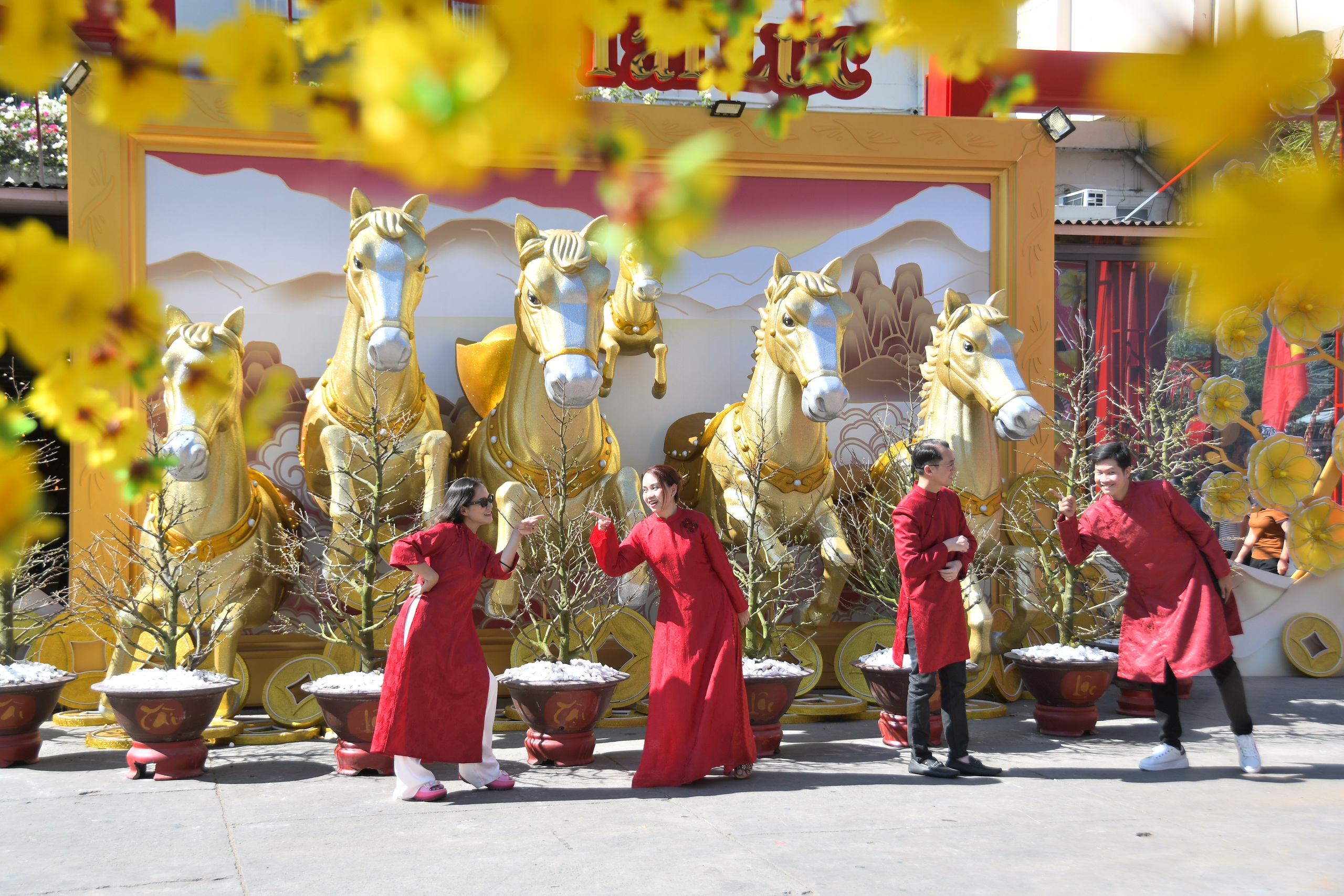 Đường mai v&agrave; d&agrave;n linh vật ngựa năm nay đẹp cỡ n&agrave;o? - Ảnh 8.