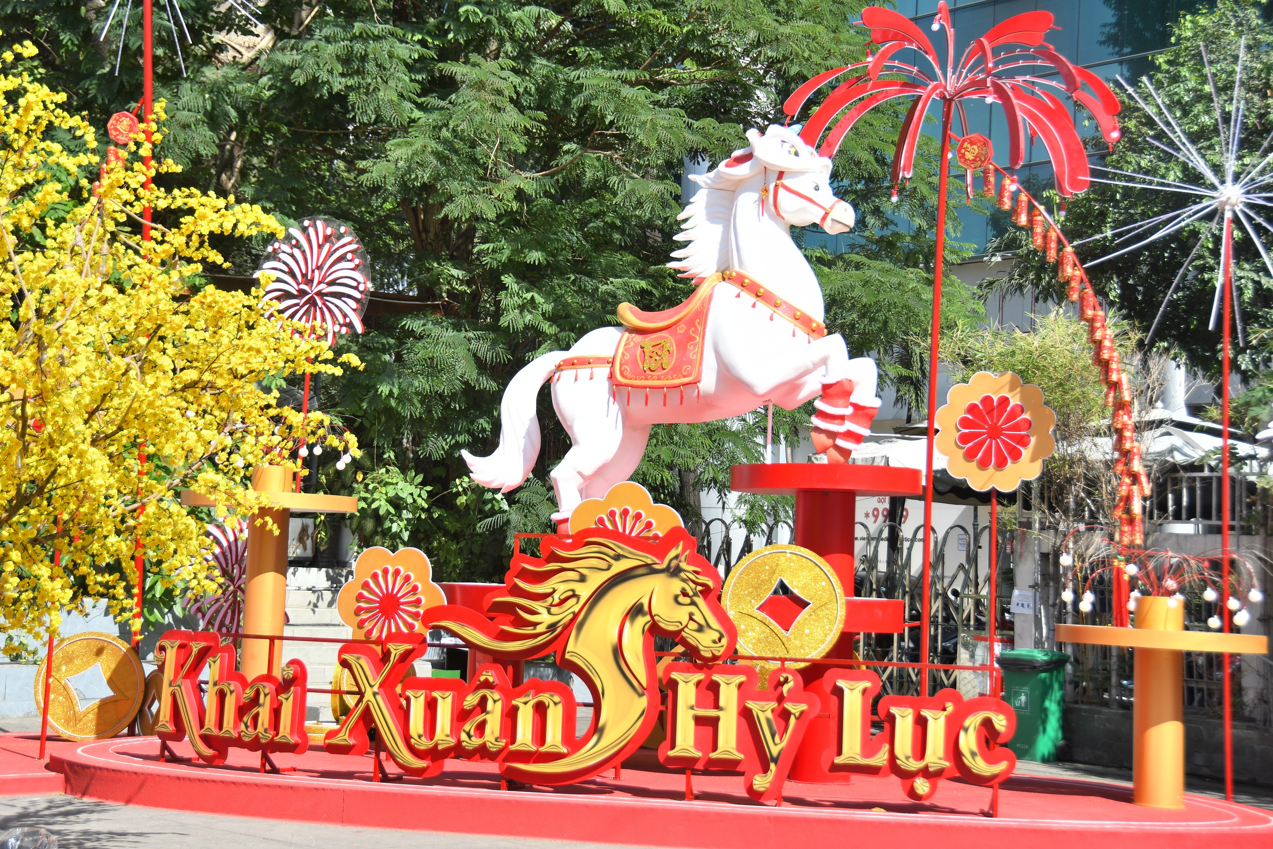 Đường mai v&agrave; d&agrave;n linh vật ngựa năm nay đẹp cỡ n&agrave;o? - Ảnh 13.