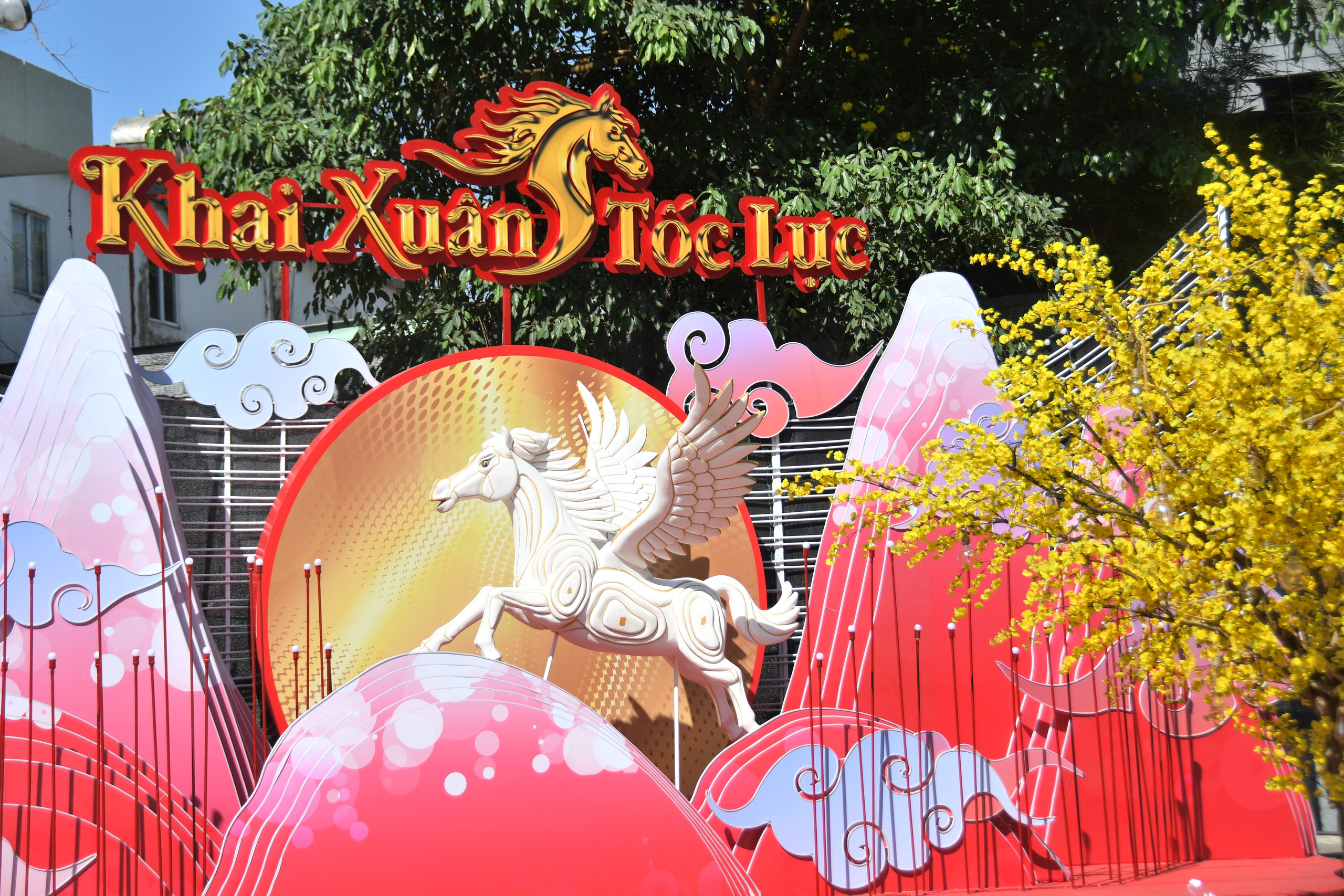 Đường mai v&agrave; d&agrave;n linh vật ngựa năm nay đẹp cỡ n&agrave;o? - Ảnh 12.