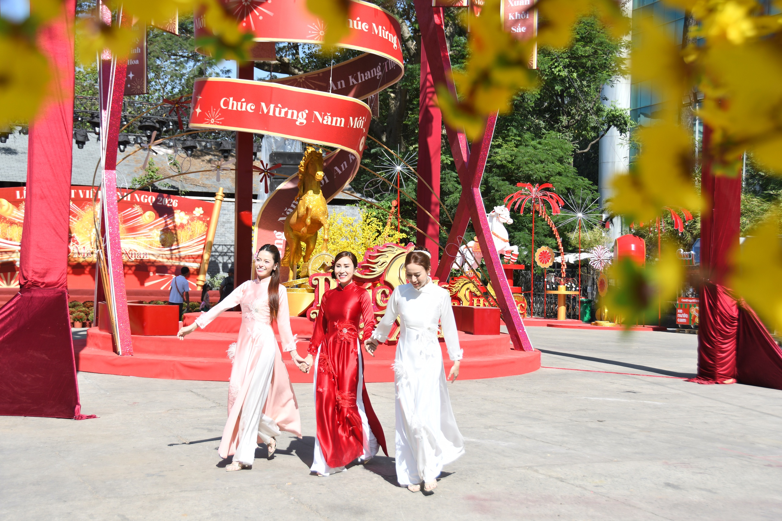 Đường mai v&agrave; d&agrave;n linh vật ngựa năm nay đẹp cỡ n&agrave;o? - Ảnh 11.