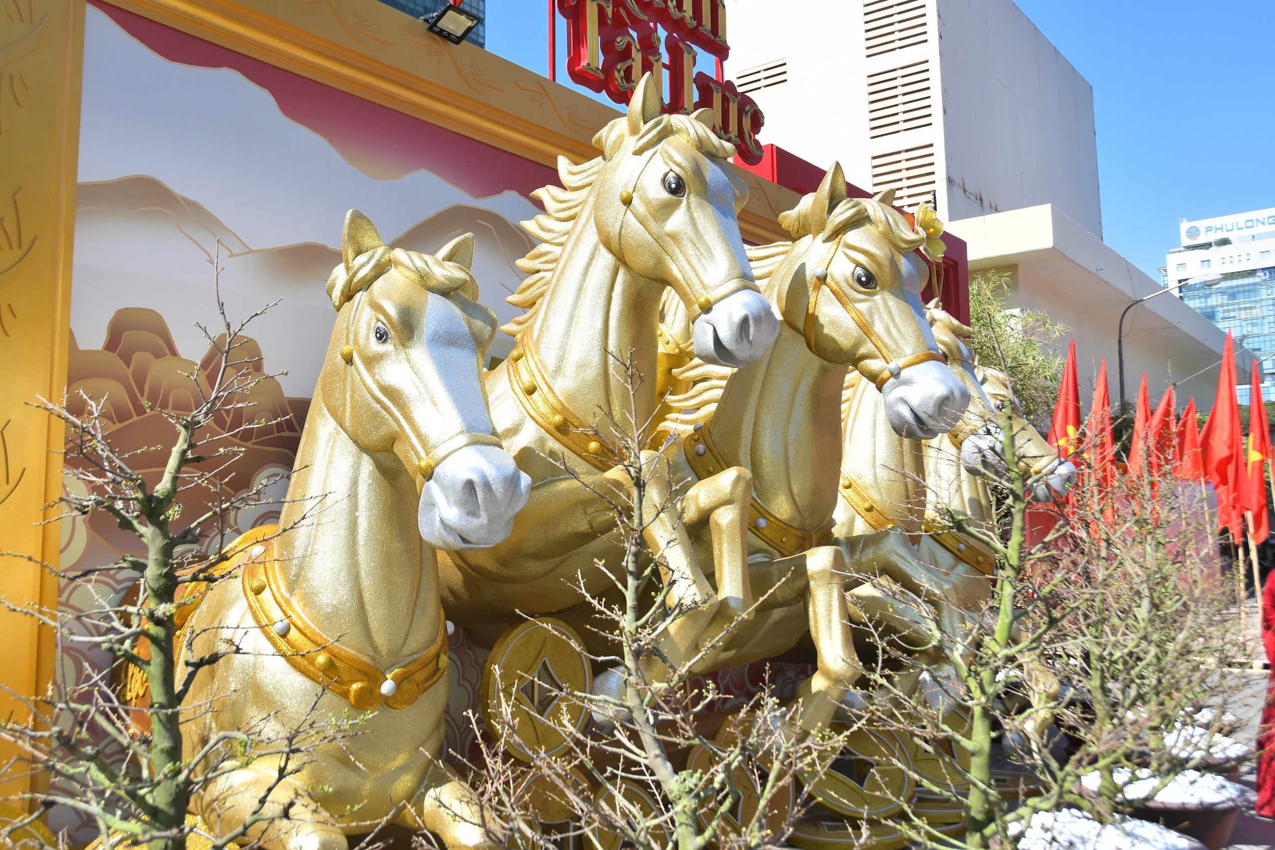 Đường mai v&agrave; d&agrave;n linh vật ngựa năm nay đẹp cỡ n&agrave;o? - Ảnh 9.