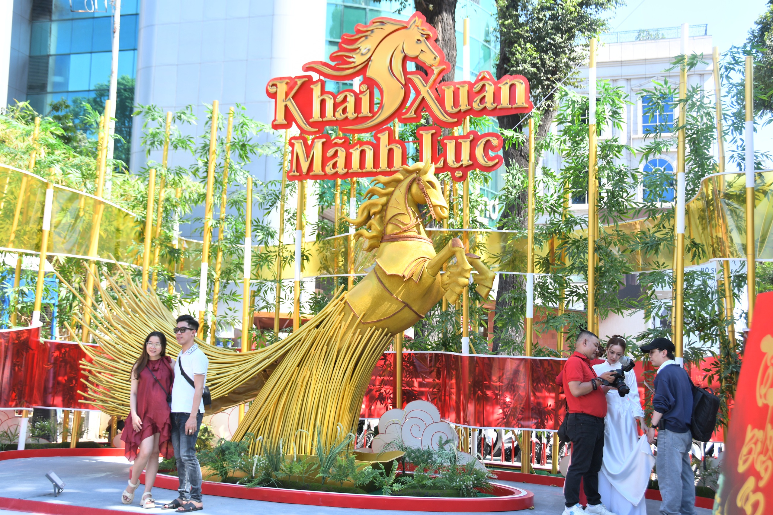 Đường mai v&agrave; d&agrave;n linh vật ngựa năm nay đẹp cỡ n&agrave;o? - Ảnh 7.