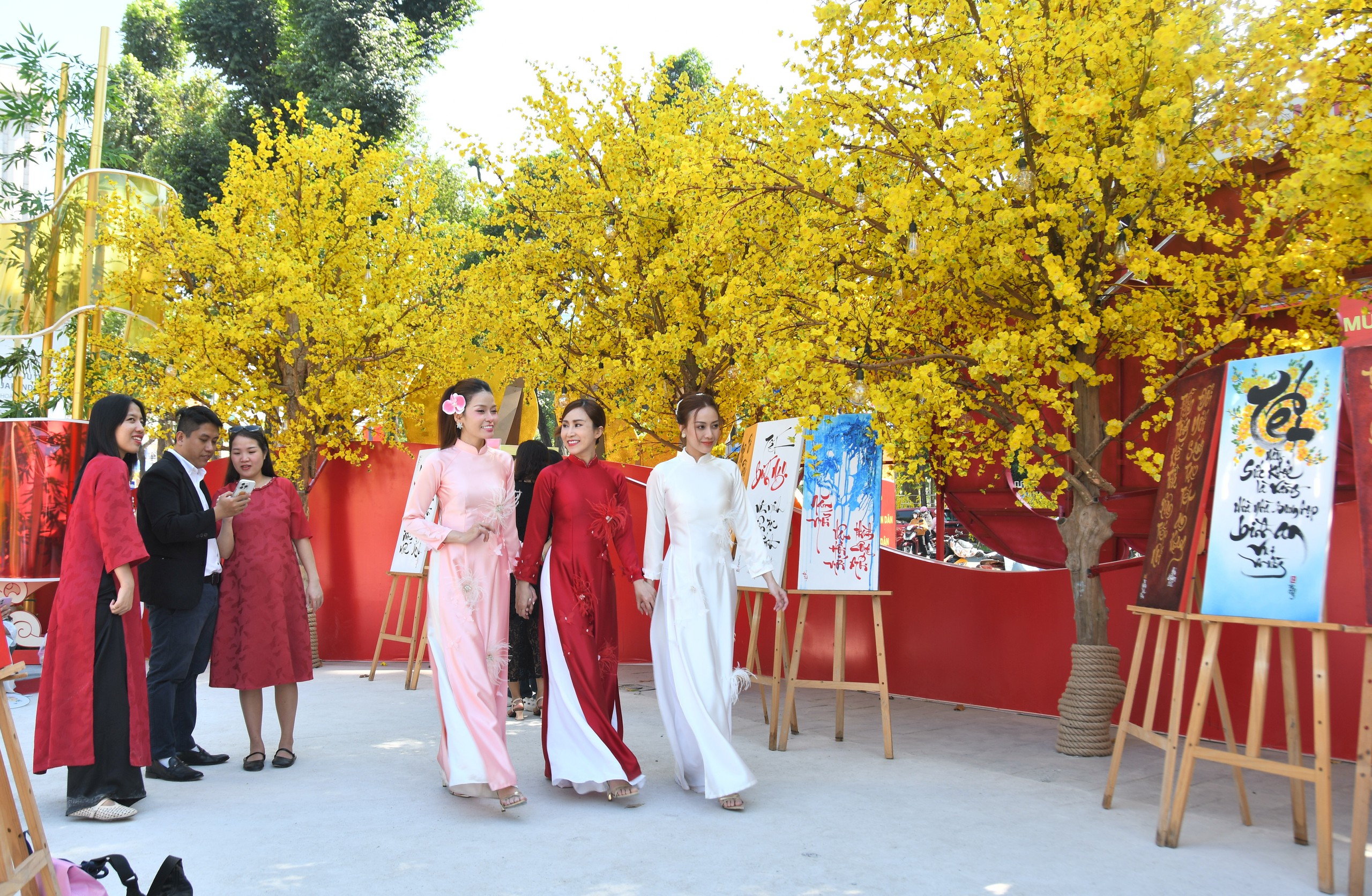 Đường mai v&agrave; d&agrave;n linh vật ngựa năm nay đẹp cỡ n&agrave;o? - Ảnh 1.