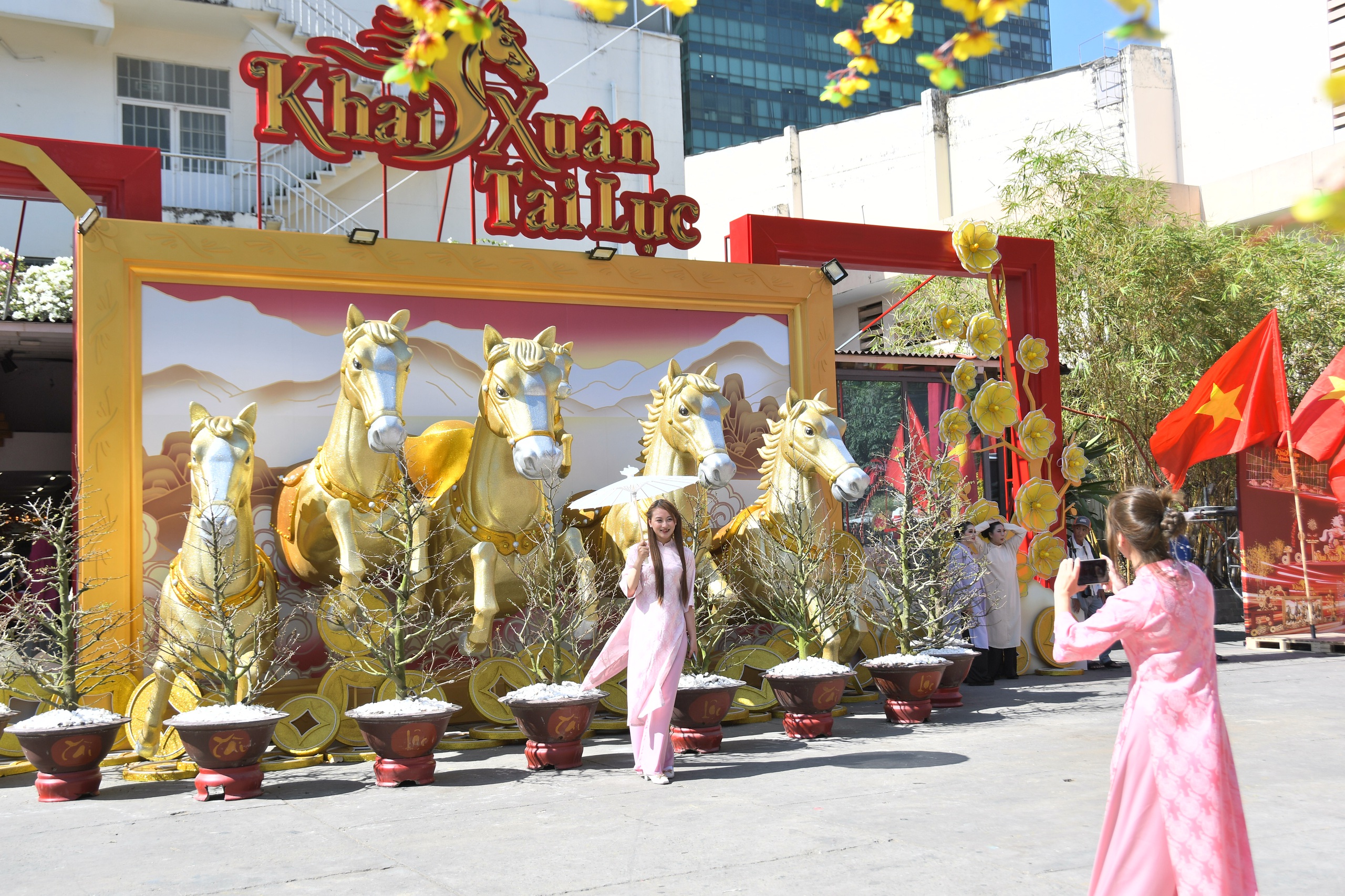 Đường mai v&agrave; d&agrave;n linh vật ngựa năm nay đẹp cỡ n&agrave;o? - Ảnh 33.