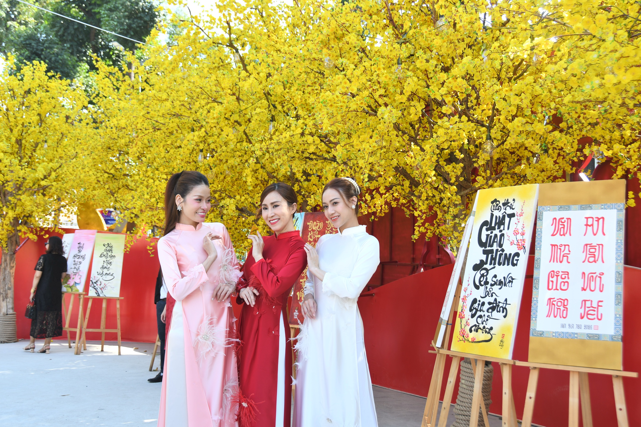 Đường mai v&agrave; d&agrave;n linh vật ngựa năm nay đẹp cỡ n&agrave;o? - Ảnh 14.