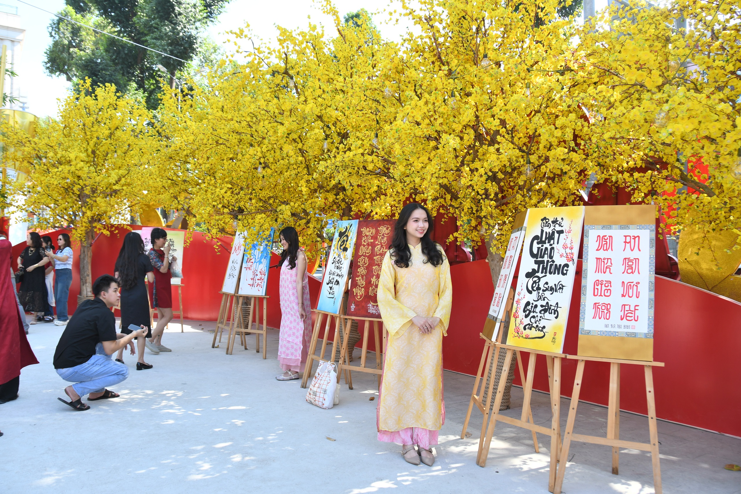 Đường mai v&agrave; d&agrave;n linh vật ngựa năm nay đẹp cỡ n&agrave;o? - Ảnh 19.