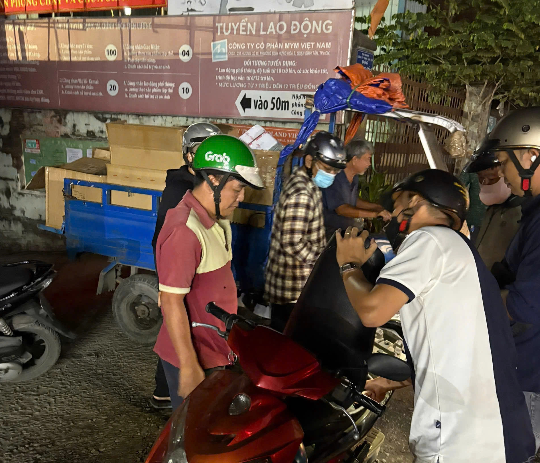 Tài xế xe ôm ở TP . HCM trộm điện thọai của đồng nghiệp khi ngủ quên - Ảnh 1.