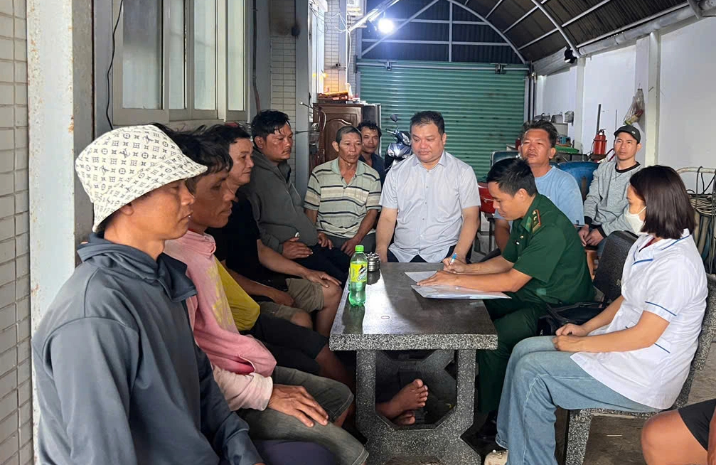 Cứu kịp thời 9 ngư dân trôi nổi trên biển do tàu cá bị sóng đánh chìm - Ảnh 1.