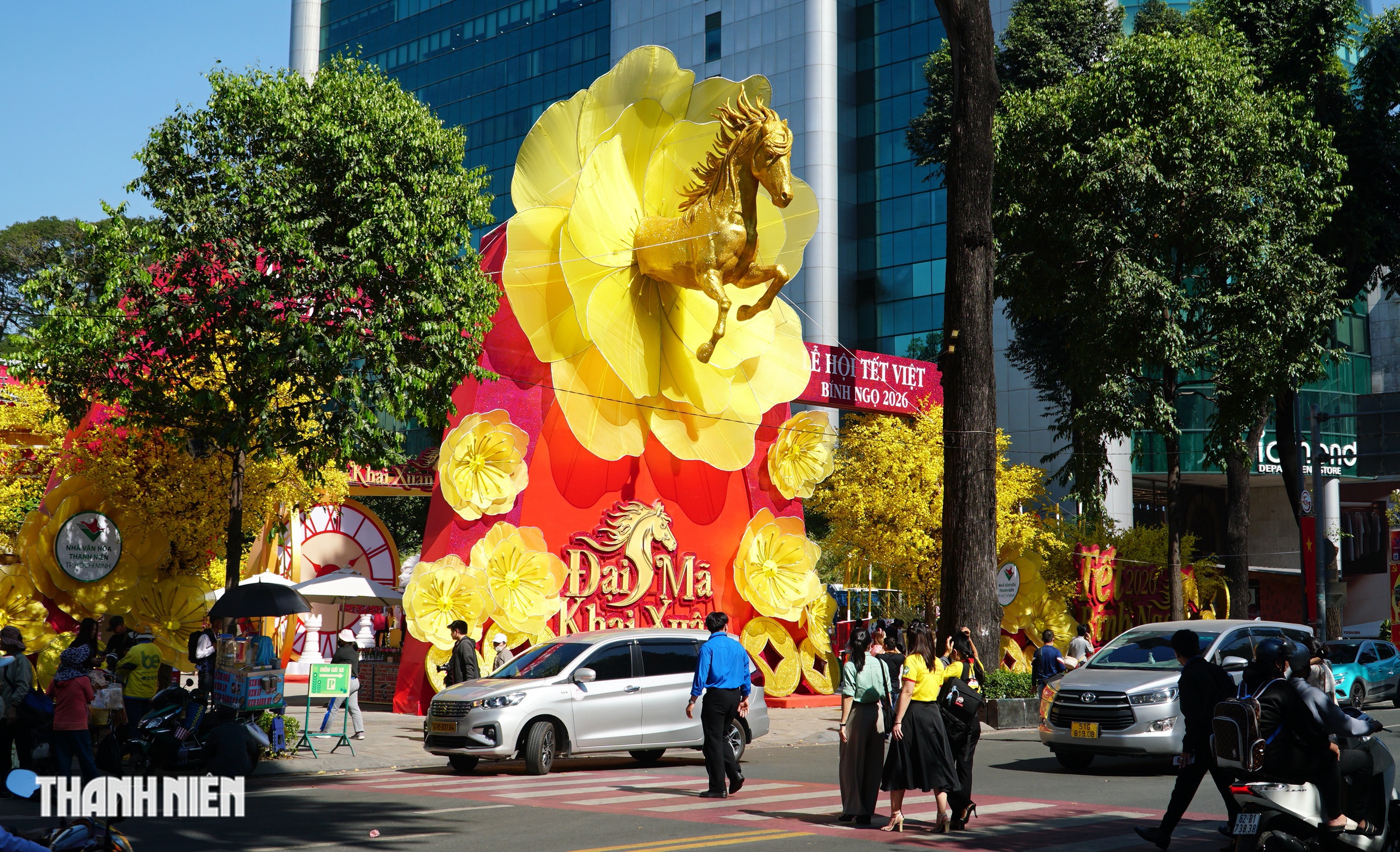 Đường mai - Phố &ocirc;ng đồ ở TP.HCM rực rỡ trước giờ mở cửa ch&iacute;nh thức  - Ảnh 7.