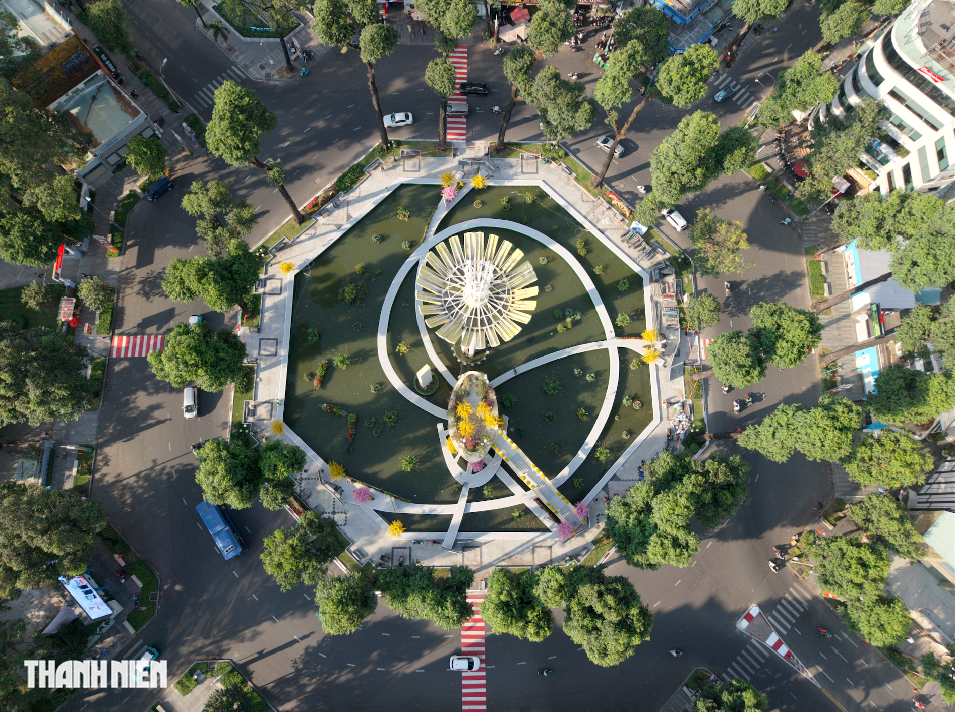 Ảnh mới nhất về Hồ Con R&ugrave;a, cầu thang bất ngờ được thay gam m&agrave;u kh&aacute;c - Ảnh 1.